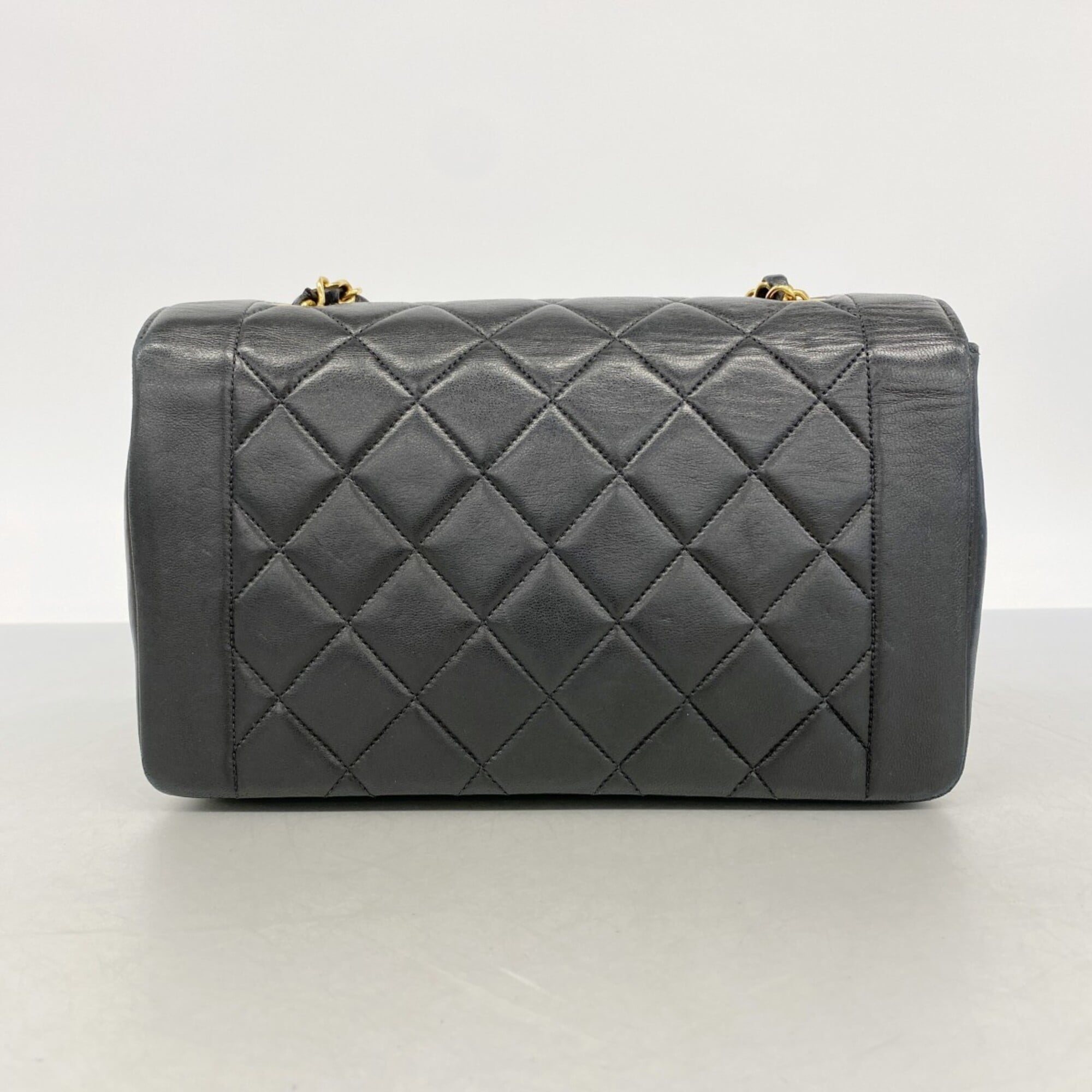 Chanel Black Leather Shoulder Bag (Pre-Owned)