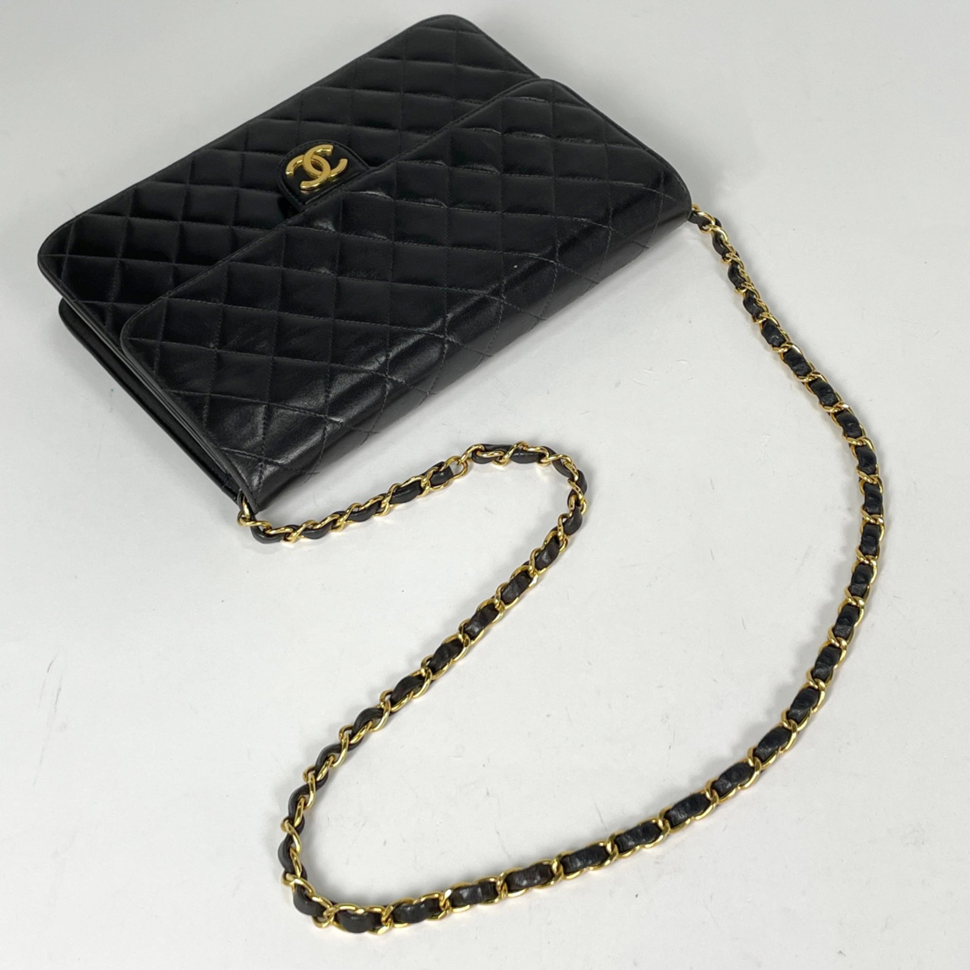 Chanel Black Leather Shoulder Bag (Pre-Owned)