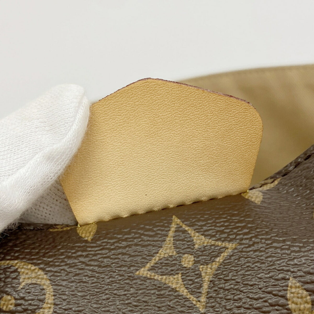 Louis Vuitton Beige Shoulder Bag (Pre-Owned)