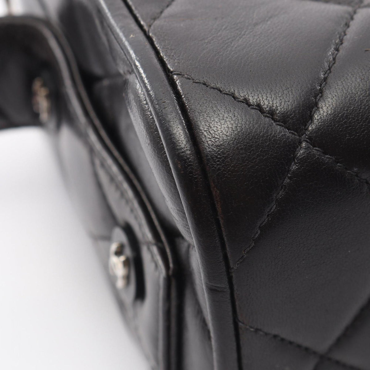 Chanel Black Leather Handbag (Pre-Owned)