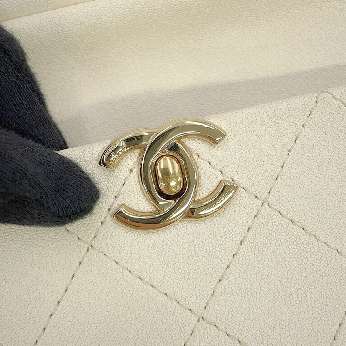 Chanel Ivory Leather Handbag Shoulder Bag (Pre-Owned)