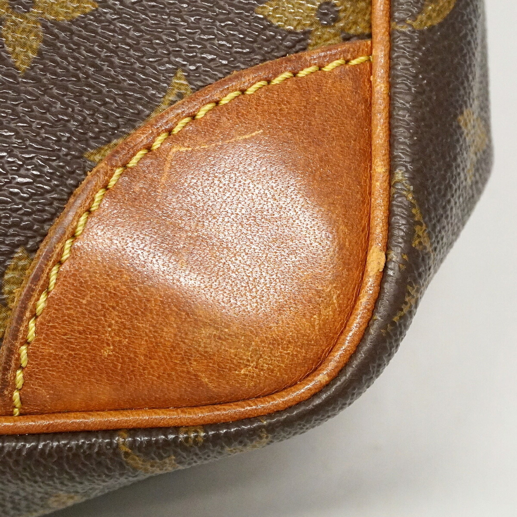 Louis Vuitton Brown Shoulder Bag (Pre-Owned)