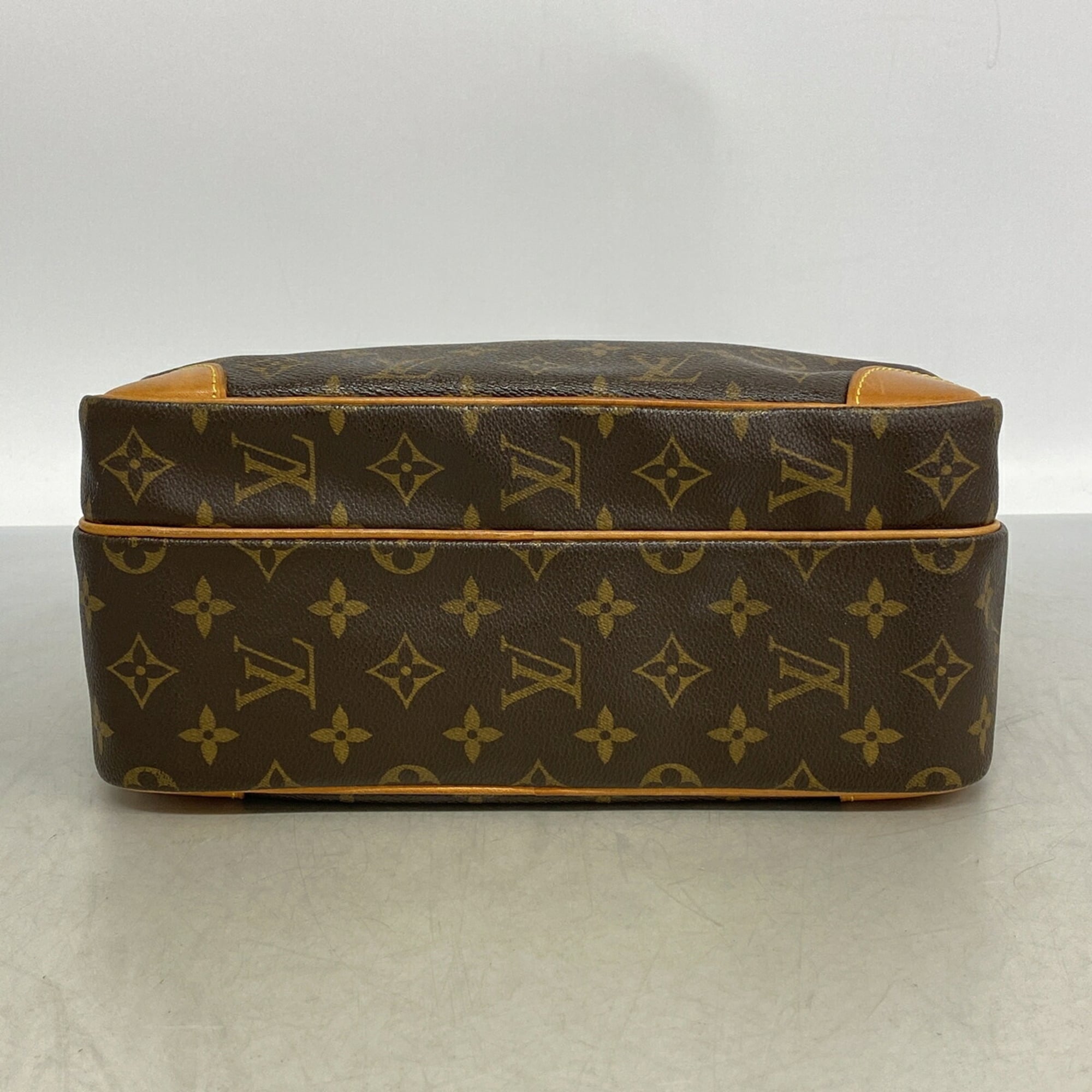 Louis Vuitton Brown Shoulder Bag (Pre-Owned)