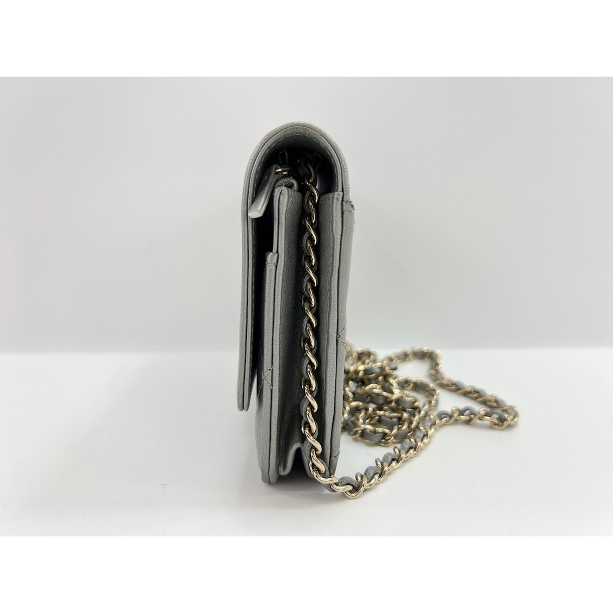 Chanel Silver Leather Shoulder Bag (Pre-Owned)