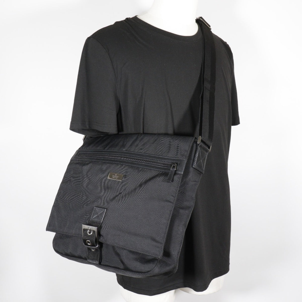 Gucci Black Nylon Canvas Shoulder Bag (Pre-Owned)