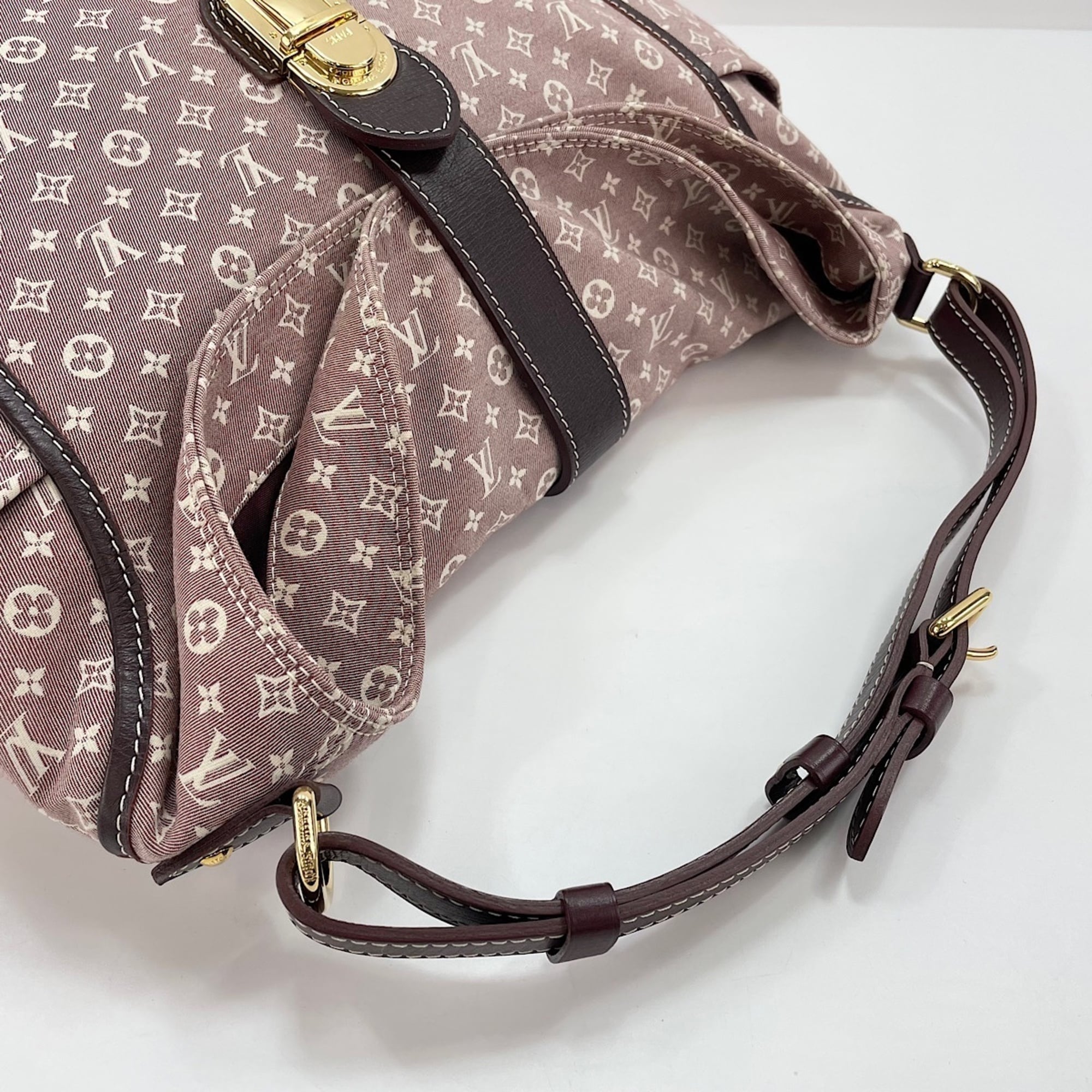 Louis Vuitton Pink Shoulder Bag (Pre-Owned)