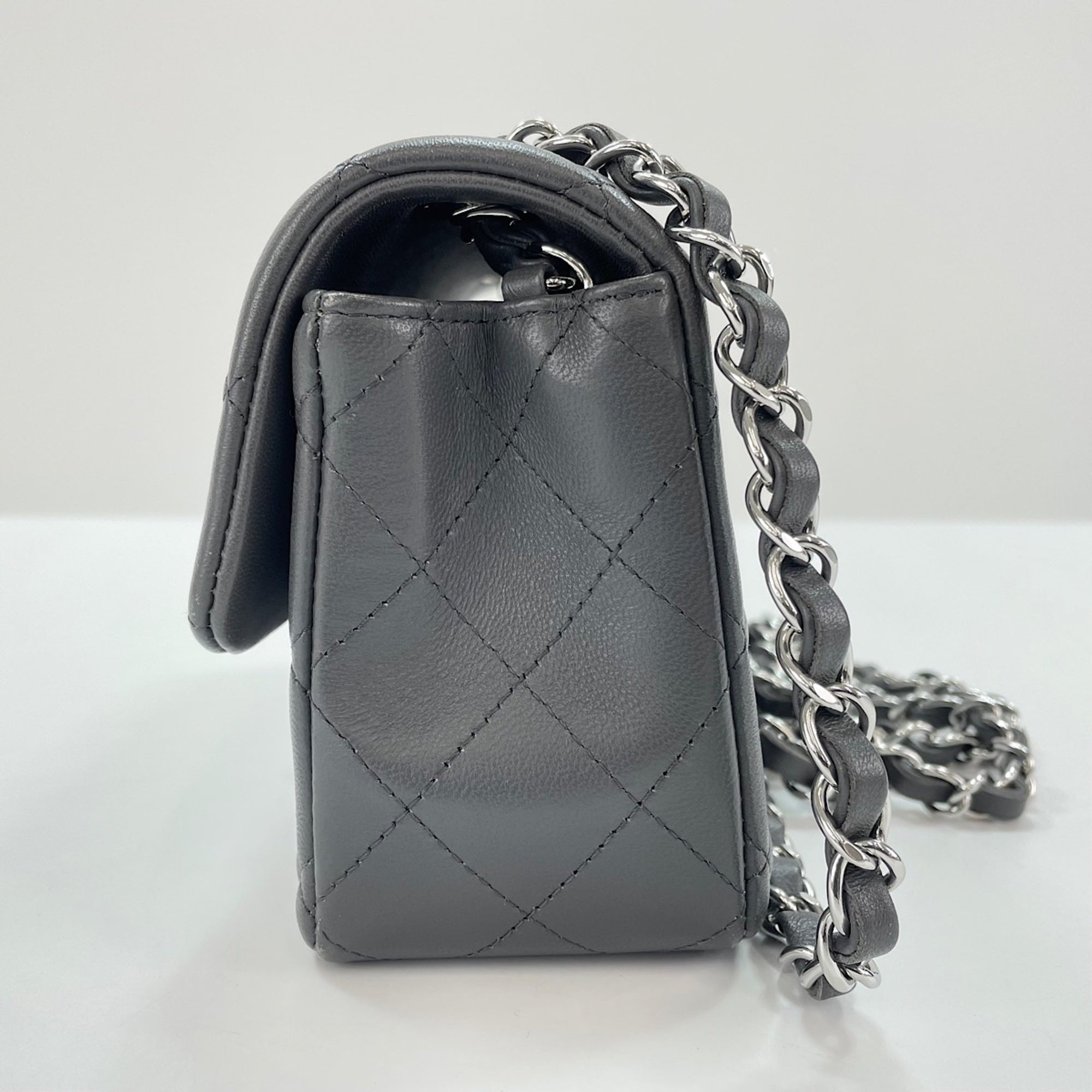 Chanel Gray Leather Shoulder Bag (Pre-Owned)
