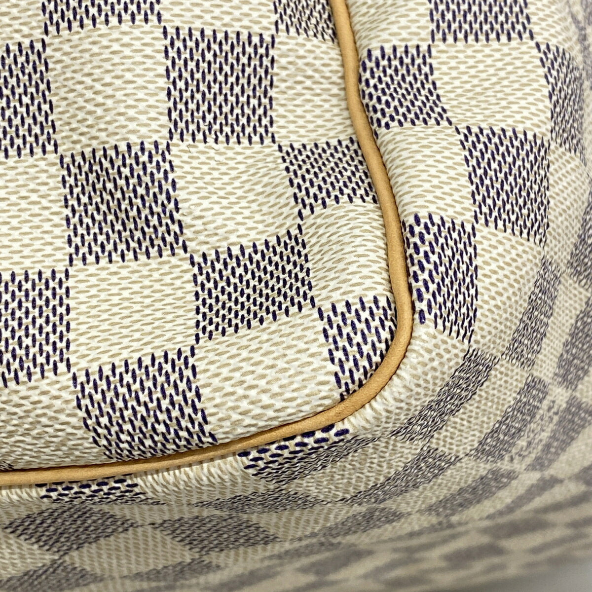 Louis Vuitton White Handbag (Pre-Owned)