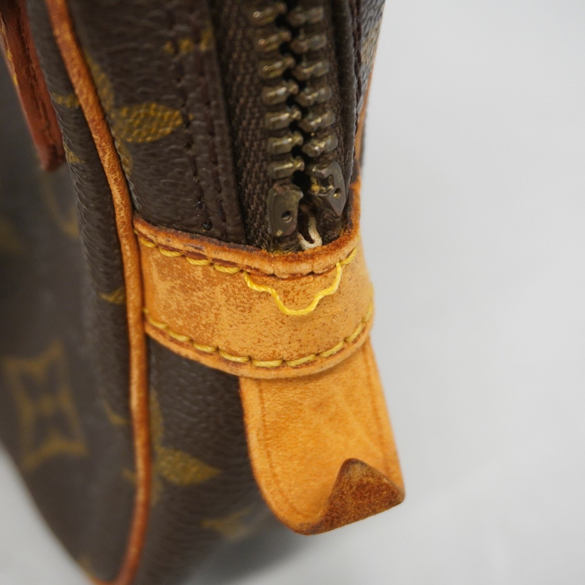Louis Vuitton Brown Shoulder Bag (Pre-Owned)