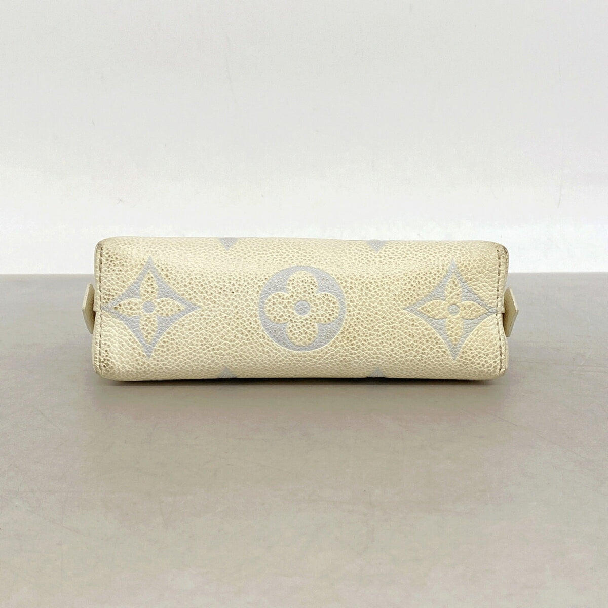 Louis Vuitton White Pouch (Pre-Owned)
