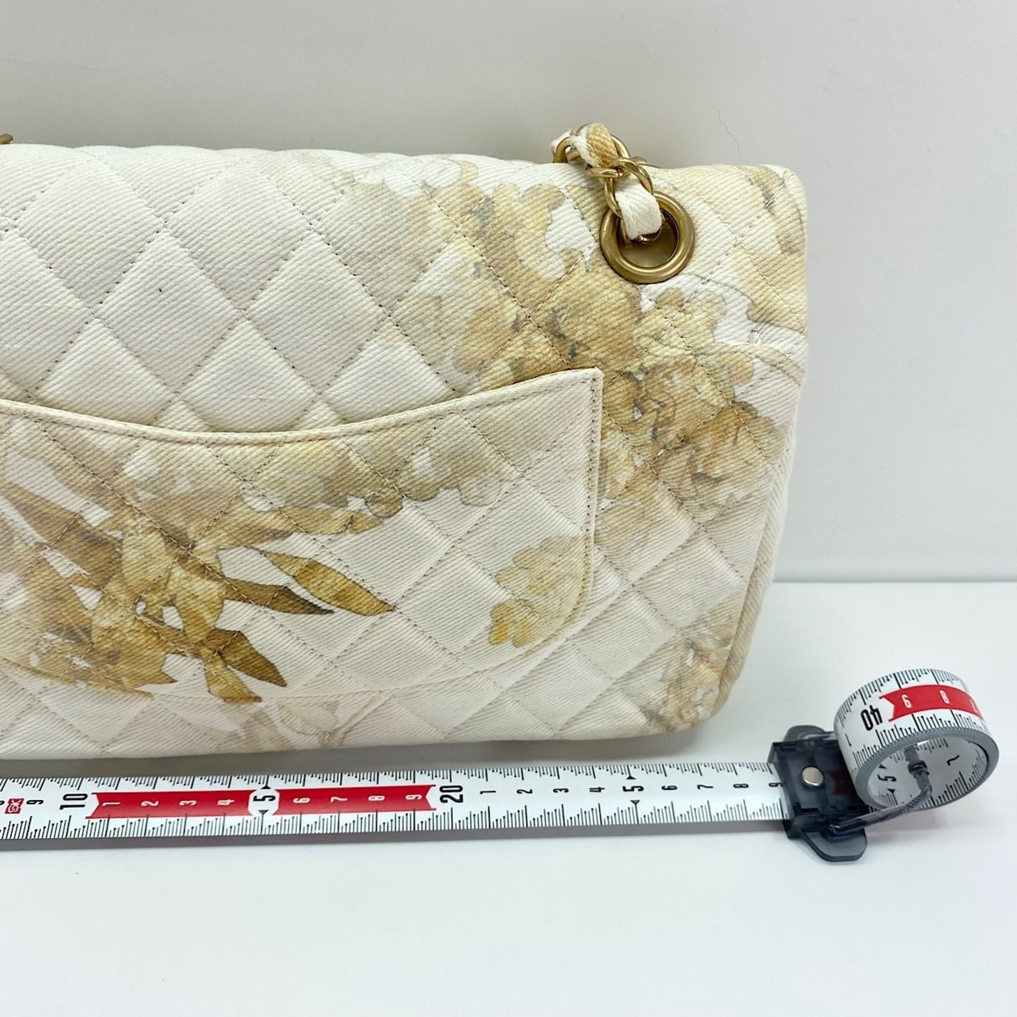 Chanel Matelasse White Canvas Shoulder Bag (Pre-Owned)