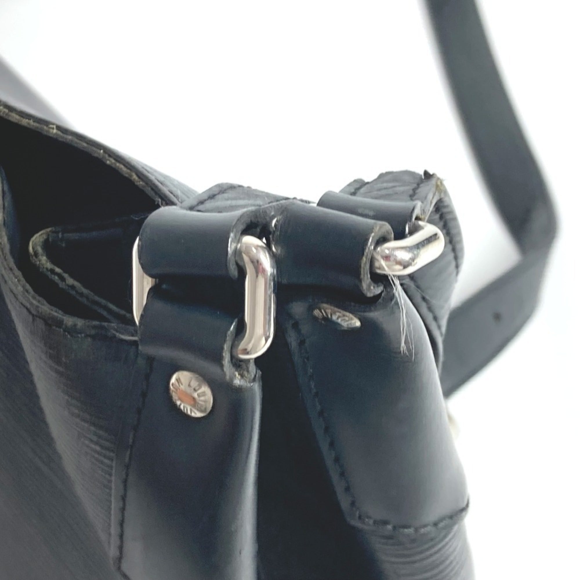 Louis Vuitton Black Noir Epi Leather Shoulder Bag (Pre-Owned)