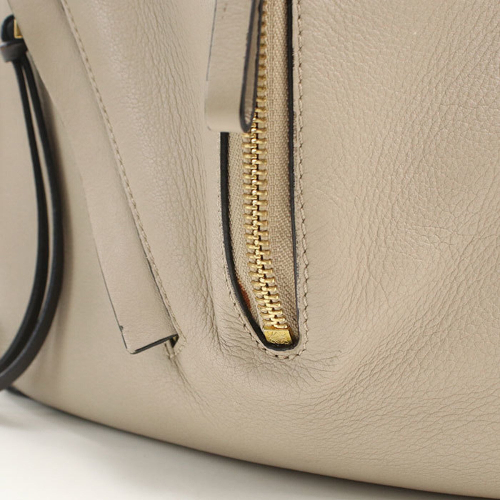 Loewe Beige Leather Handbag (Pre-Owned)