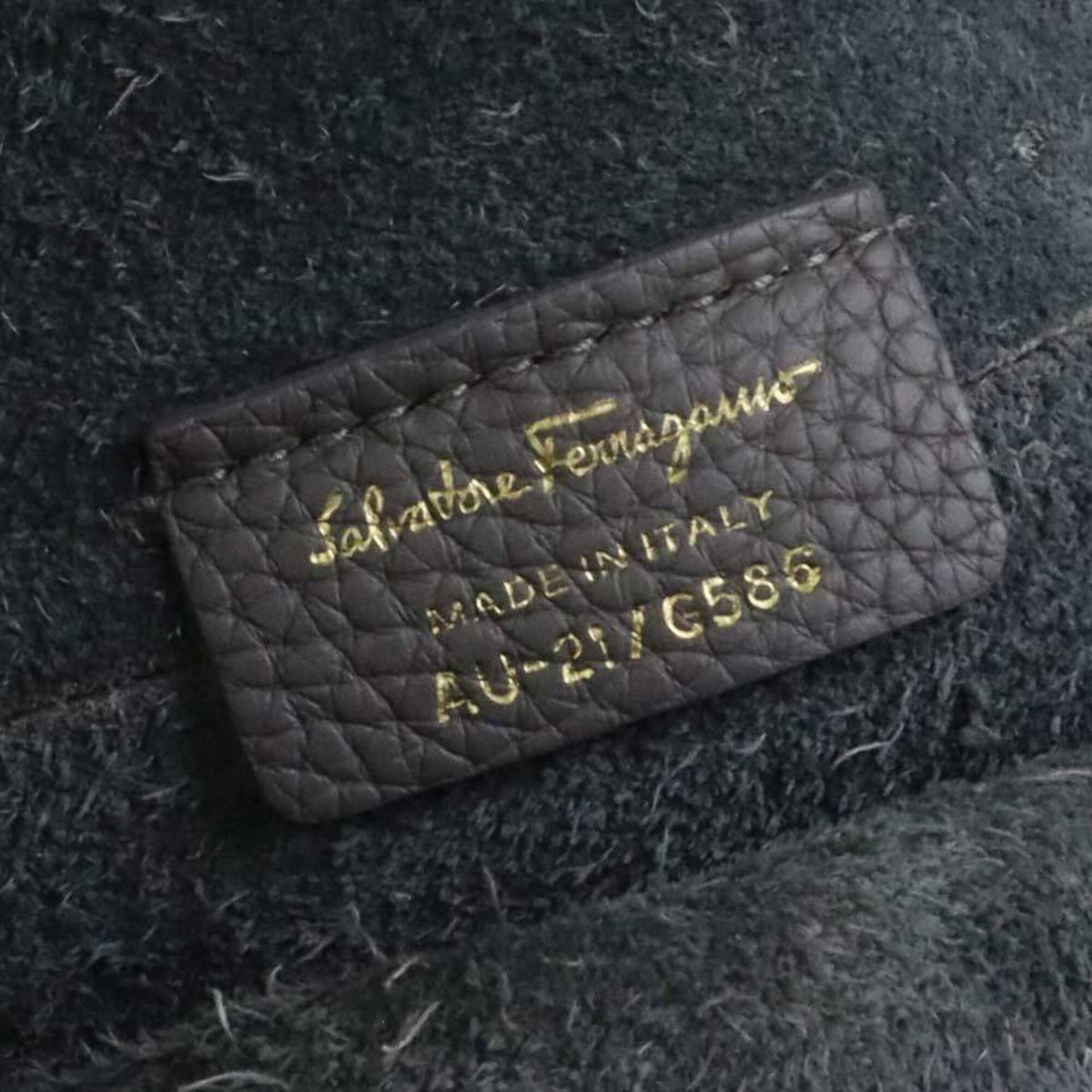 Salvatore Ferragamo Gray Leather Shoulder Bag (Pre-Owned)