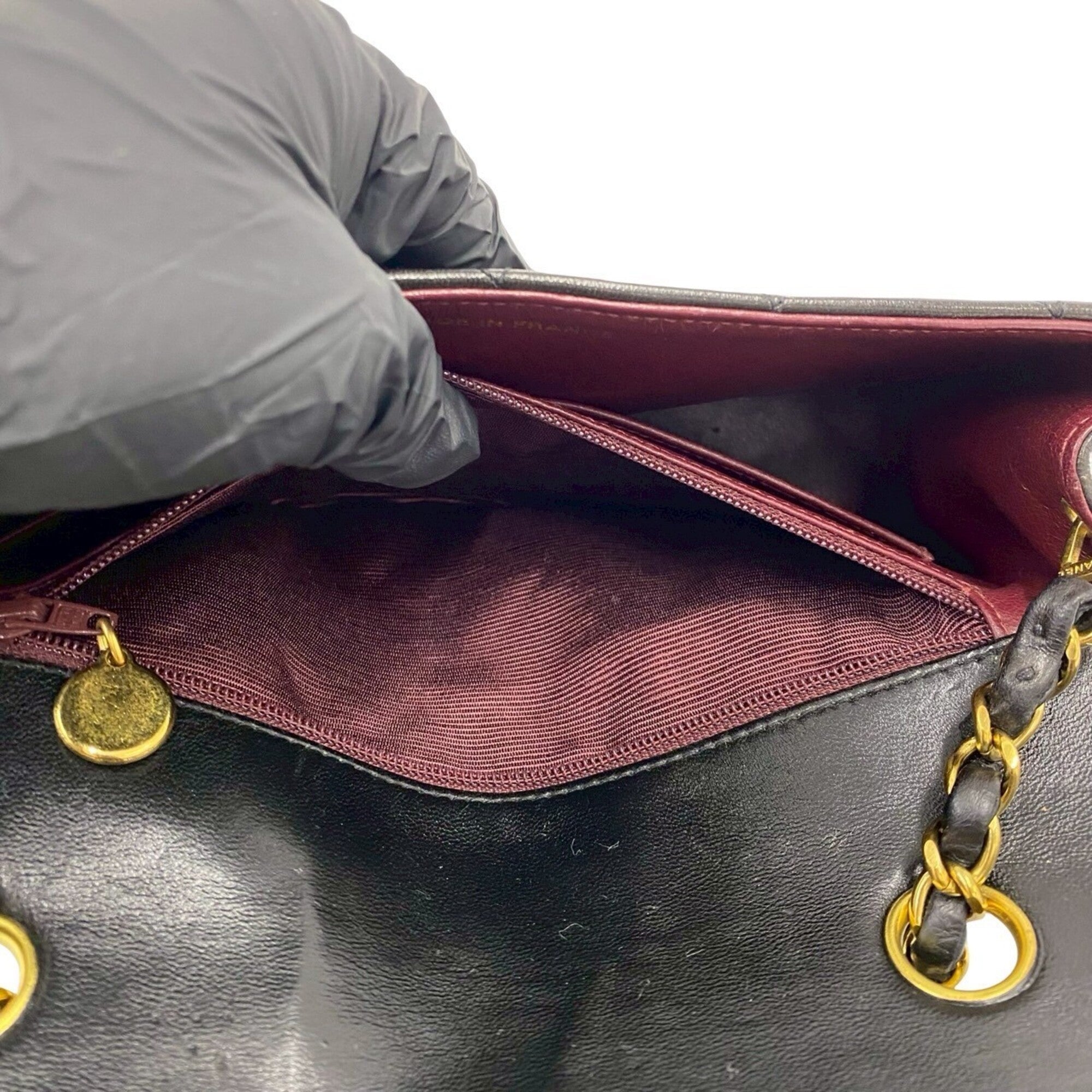 Chanel Black Leather Shoulder Bag (Pre-Owned)