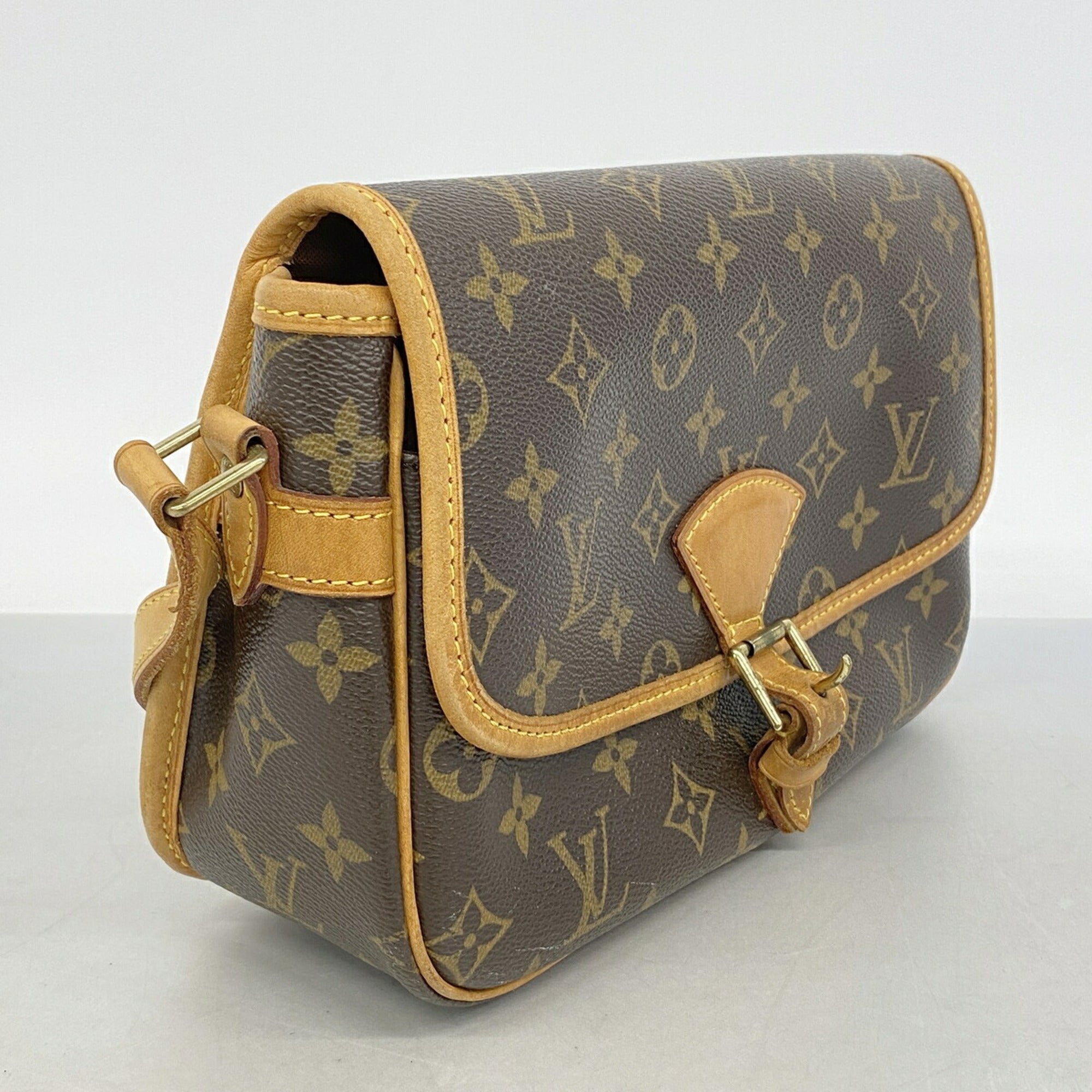 Louis Vuitton Brown Shoulder Bag (Pre-Owned)