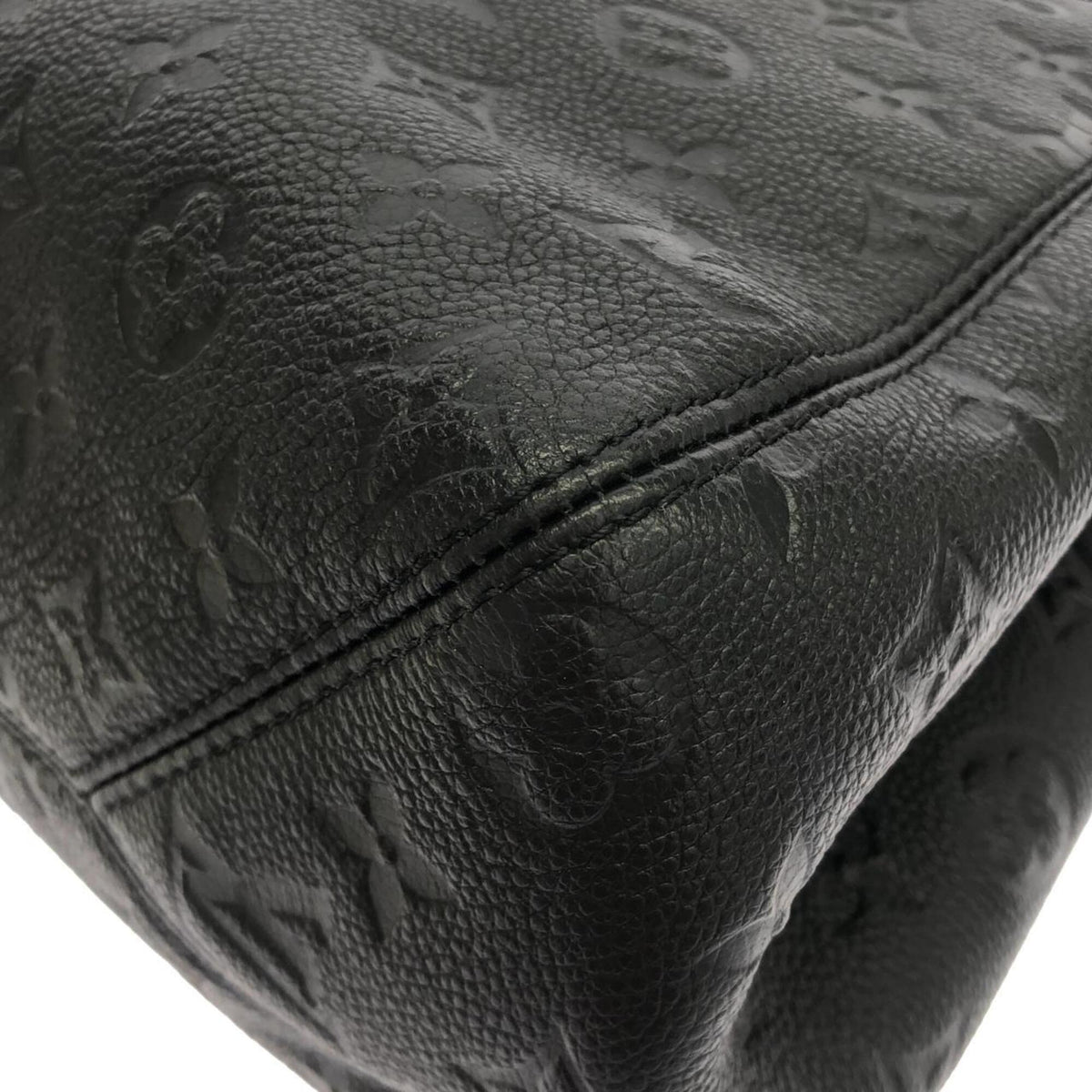 Louis Vuitton Black Leather Handbag (Pre-Owned)