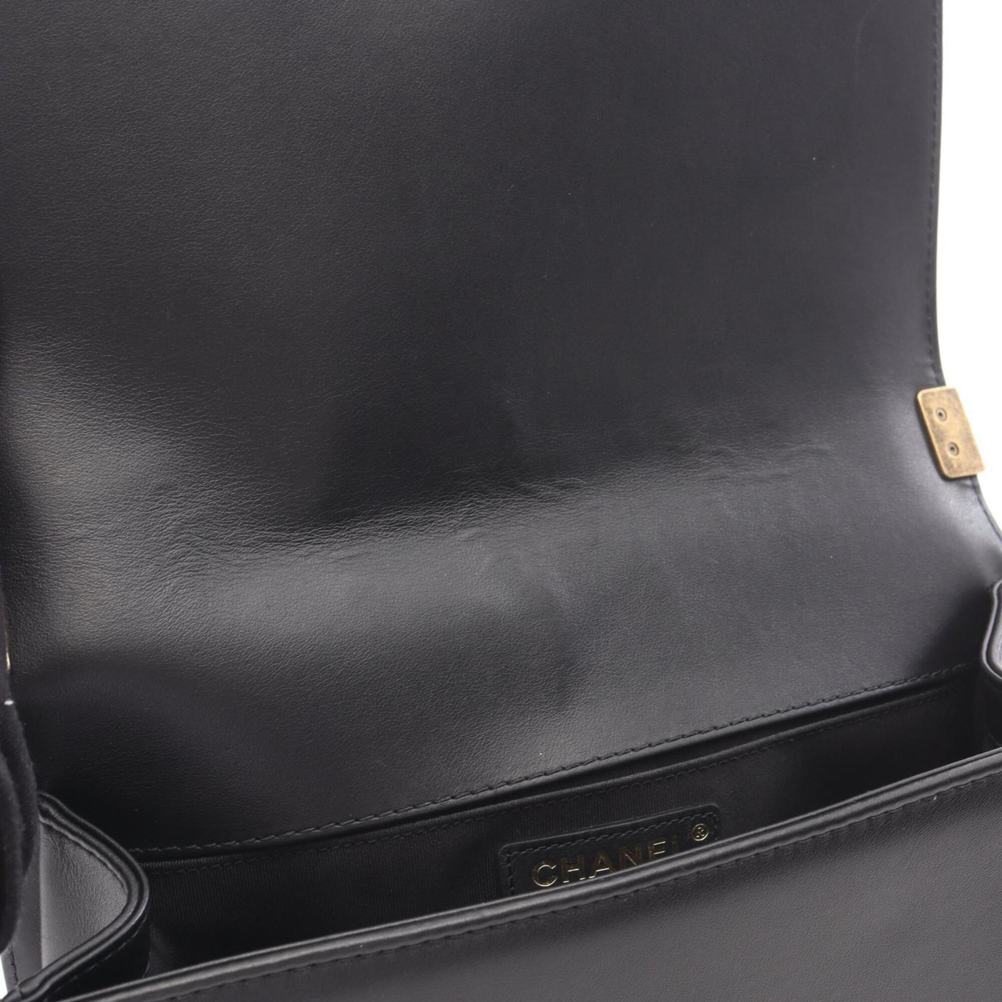 Chanel Boy Chanel Black Leather Handbag Shoulder Bag (Pre-Owned)