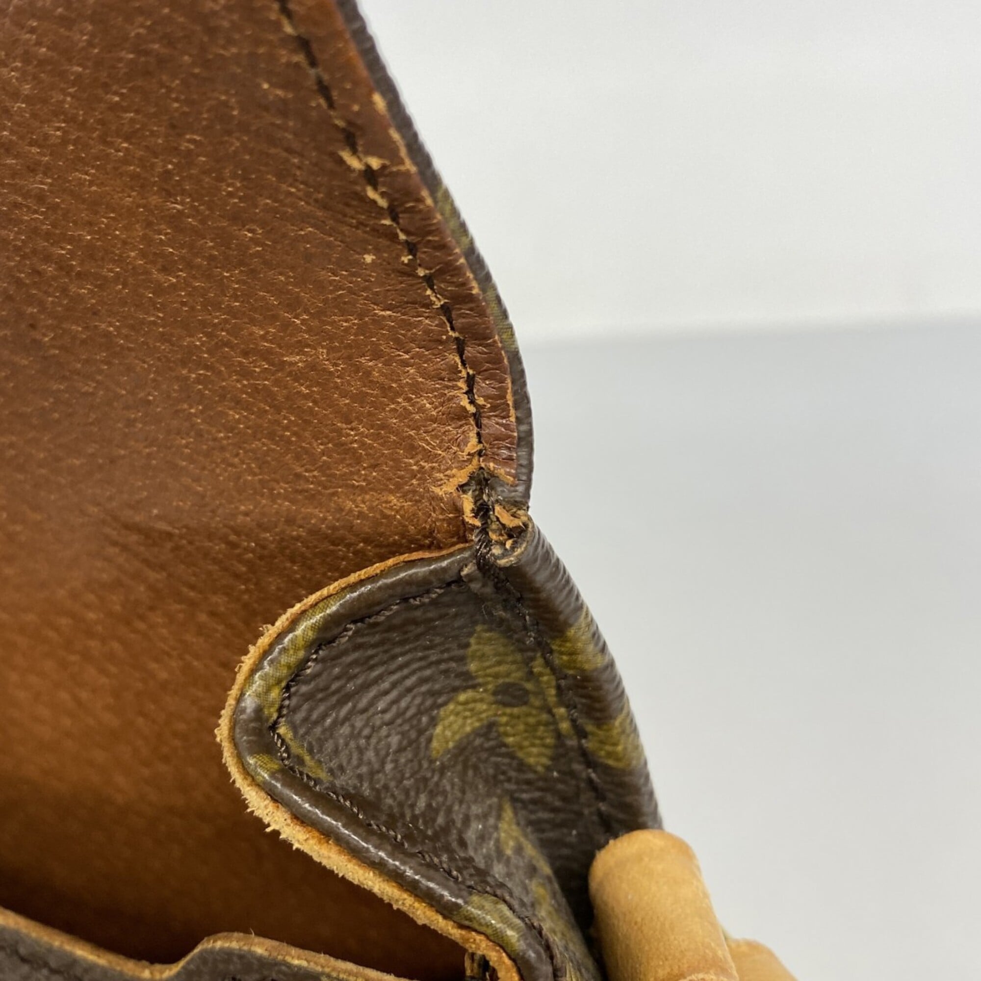 Louis Vuitton Brown Shoulder Bag (Pre-Owned)
