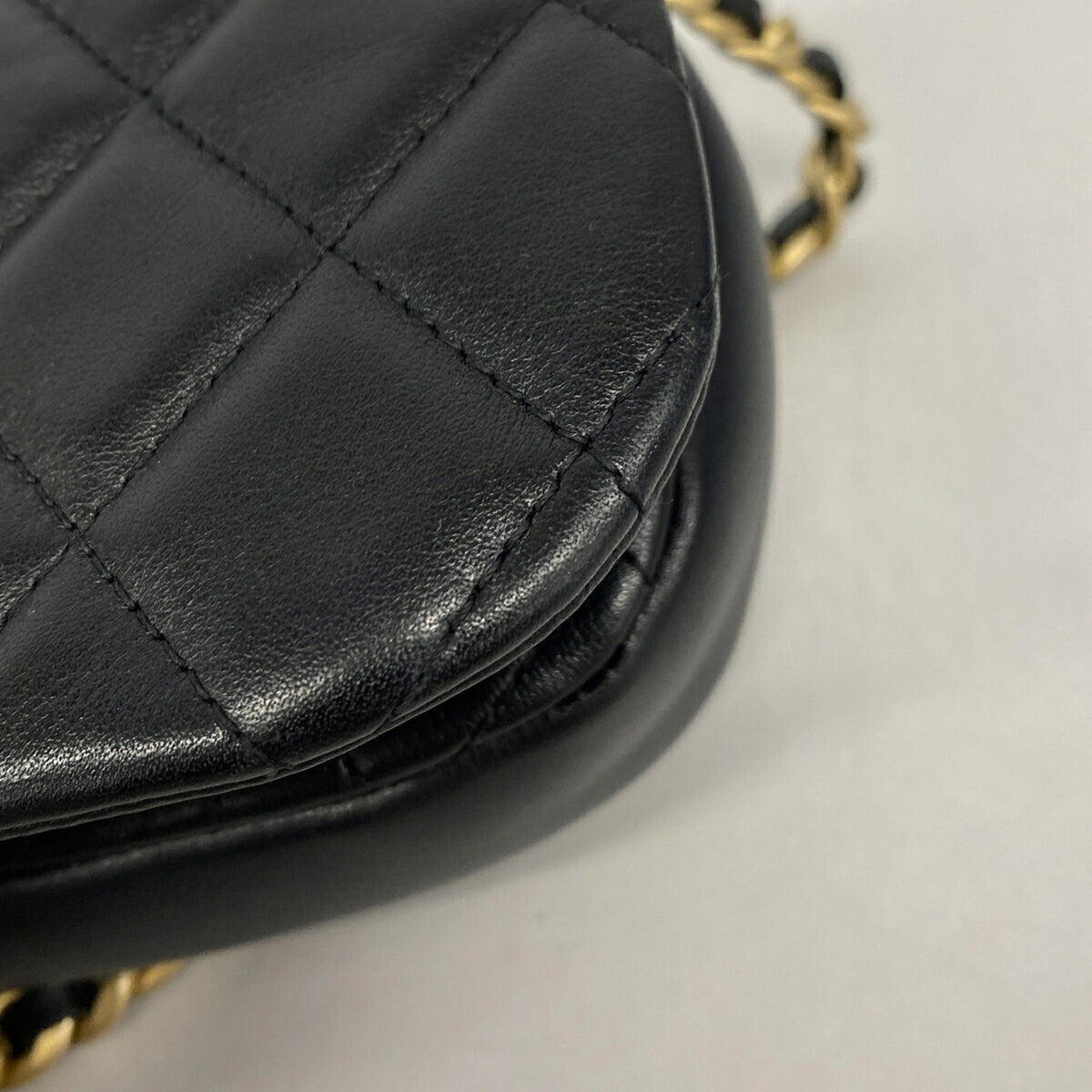 Chanel Black Leather Shoulder Bag (Pre-Owned)