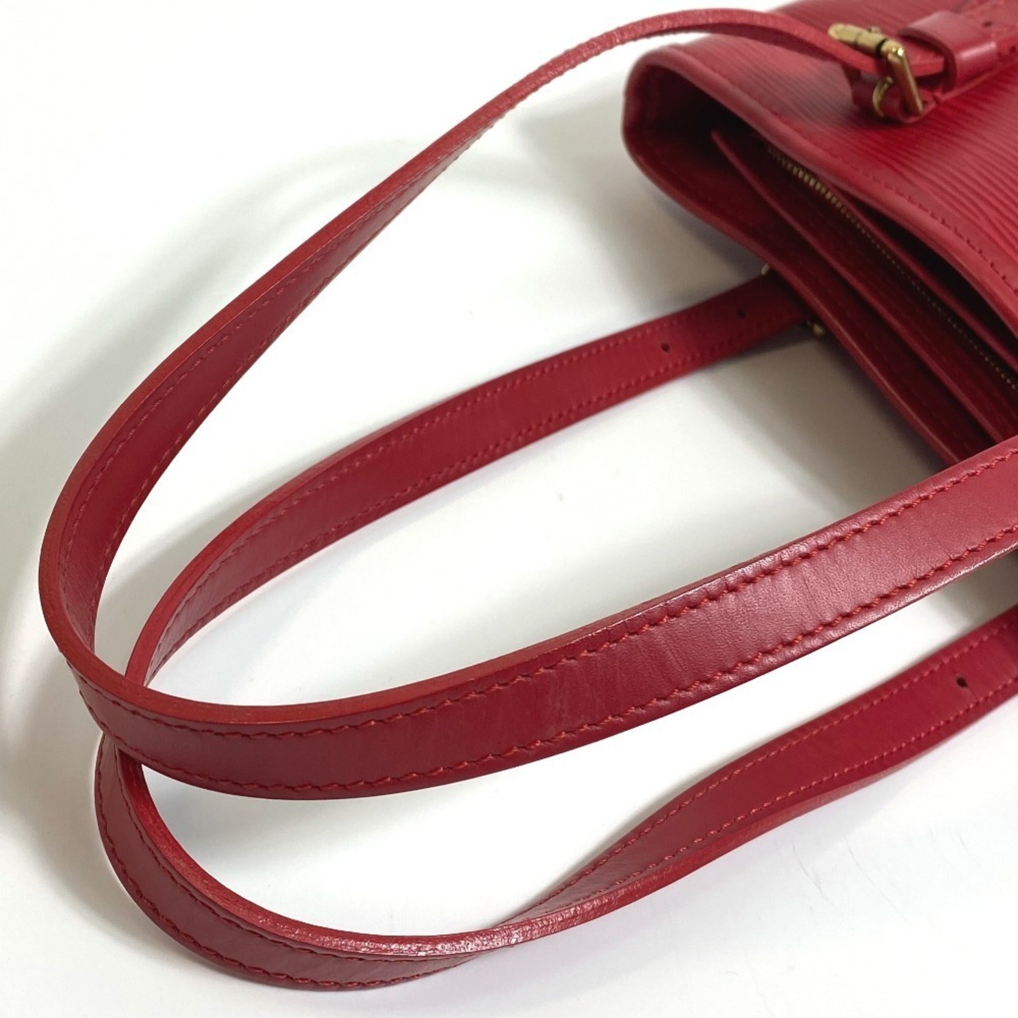 Louis Vuitton Red Color Rouge Epi Leather Pouch Shoulder Bag (Pre-Owned)