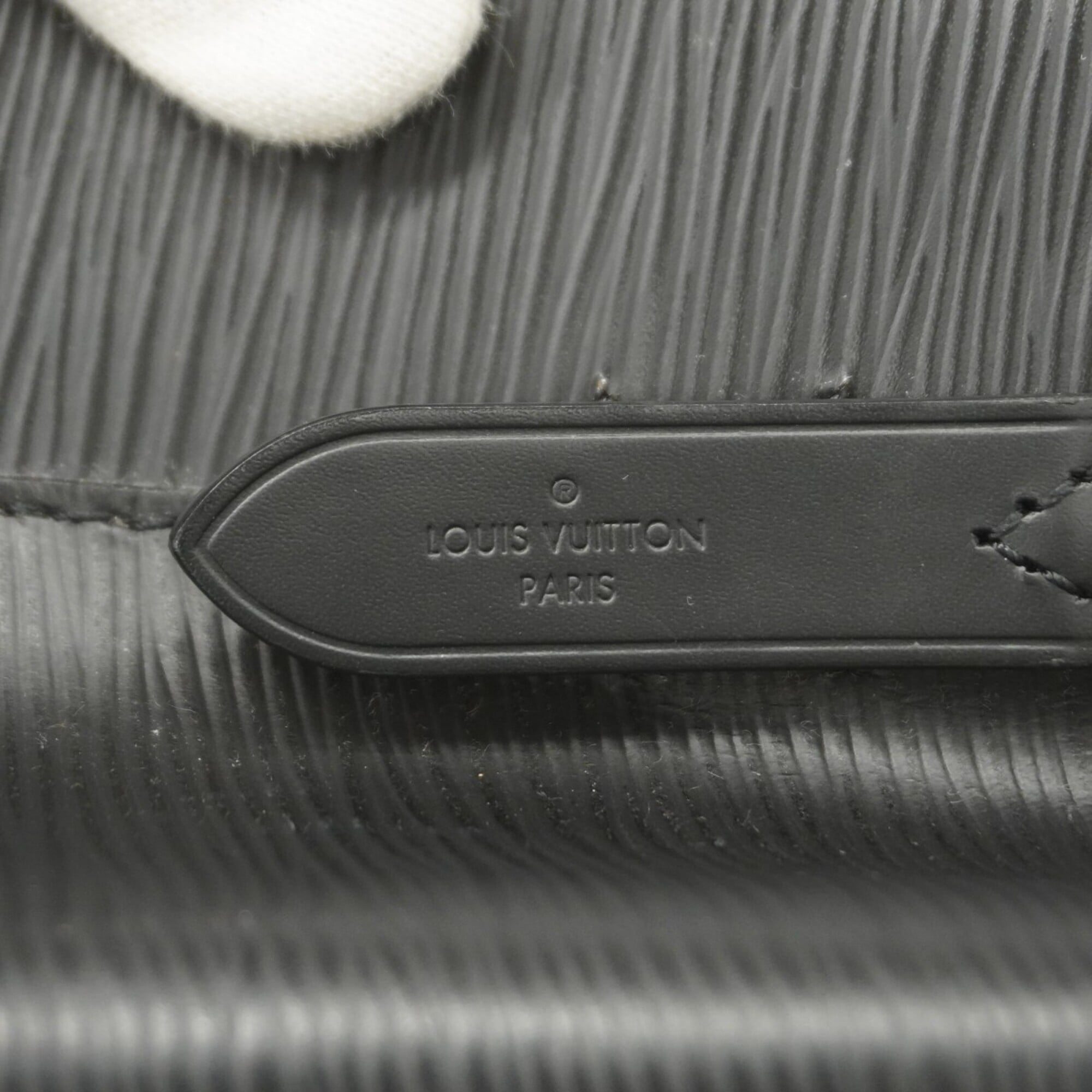 Louis Vuitton Noir Handbag (Pre-Owned)