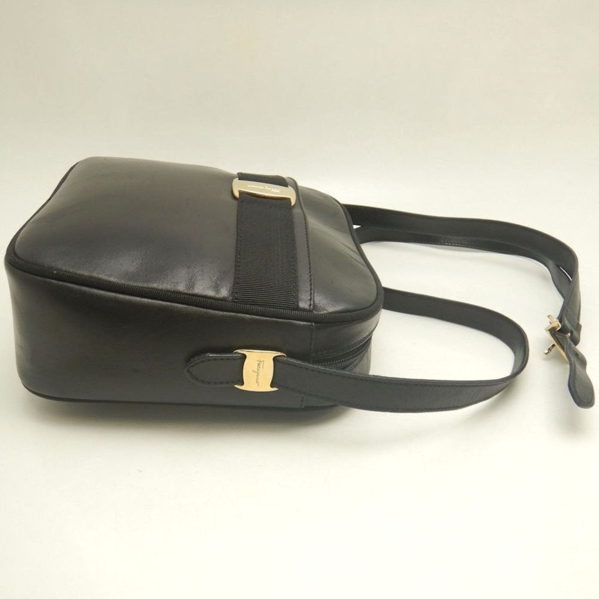 Salvatore Ferragamo Vara Black Leather Shoulder Bag (Pre-Owned)