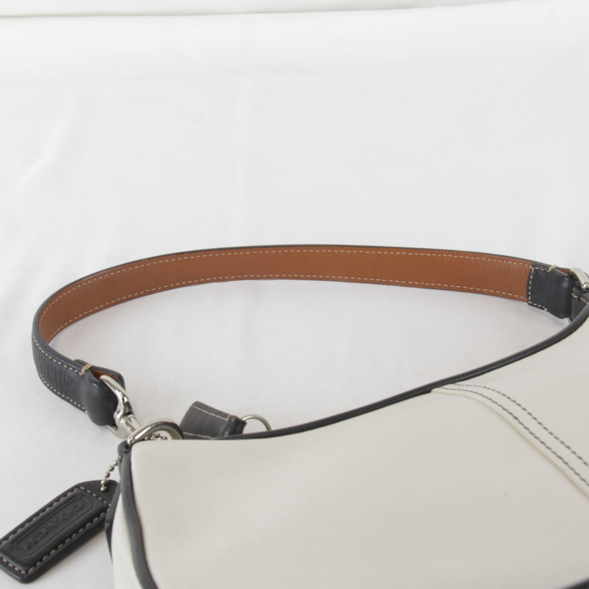 Coach White Leather Shoulder Bag (Pre-Owned)
