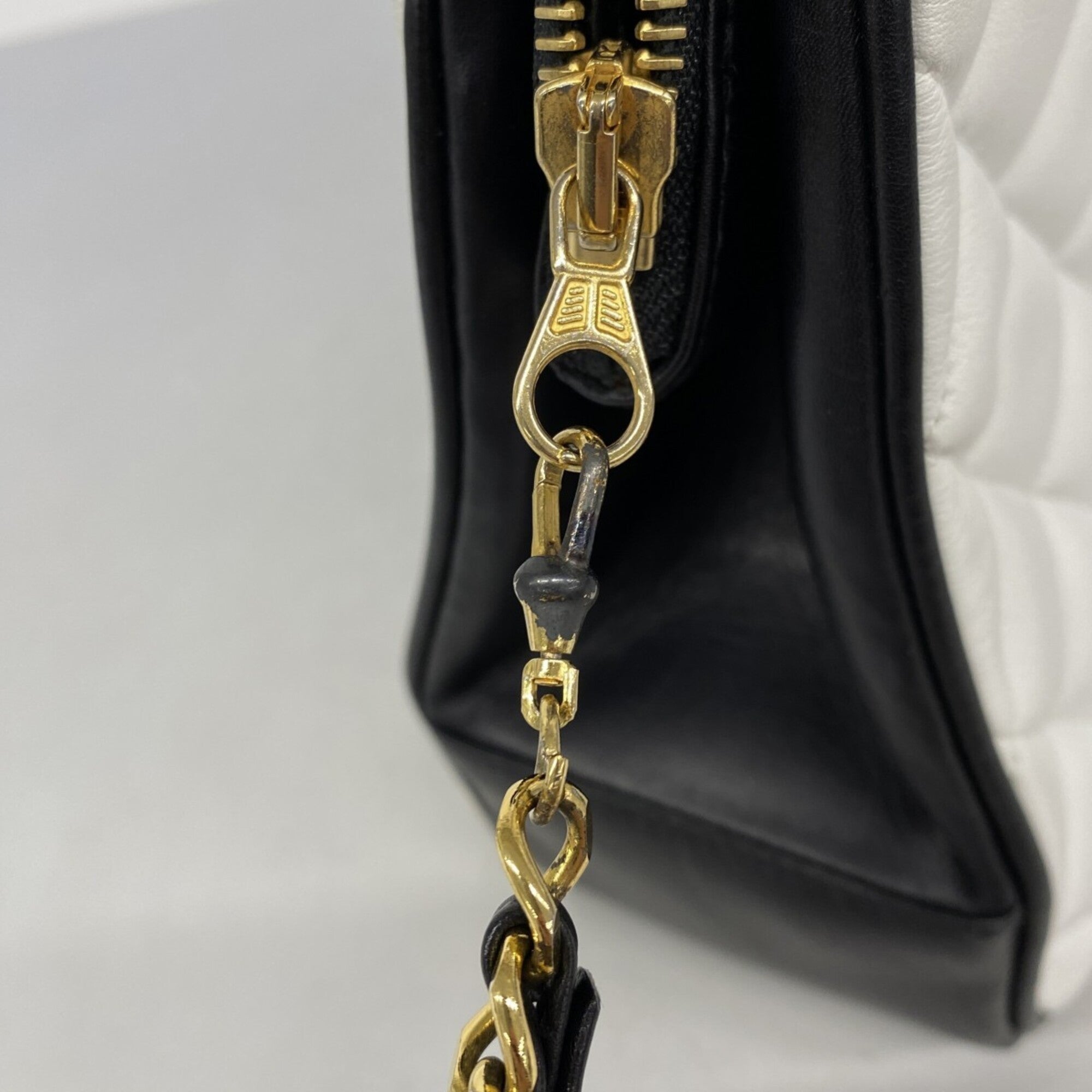 Chanel Black White Leather Shoulder Bag (Pre-Owned)