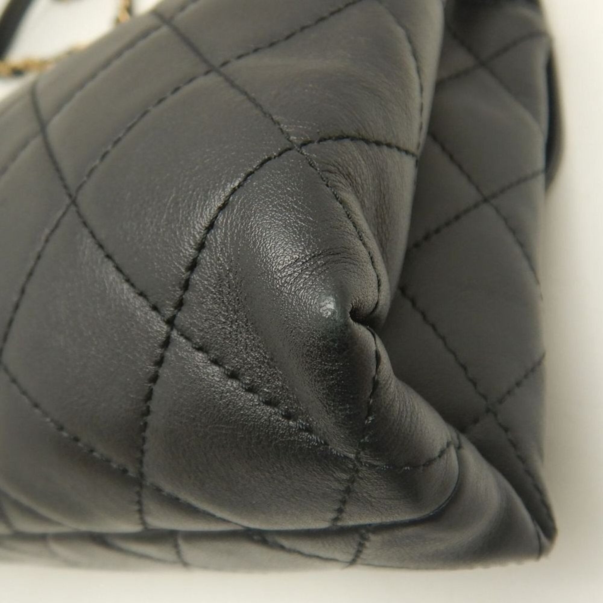 Chanel Black Leather Shoulder Bag (Pre-Owned)