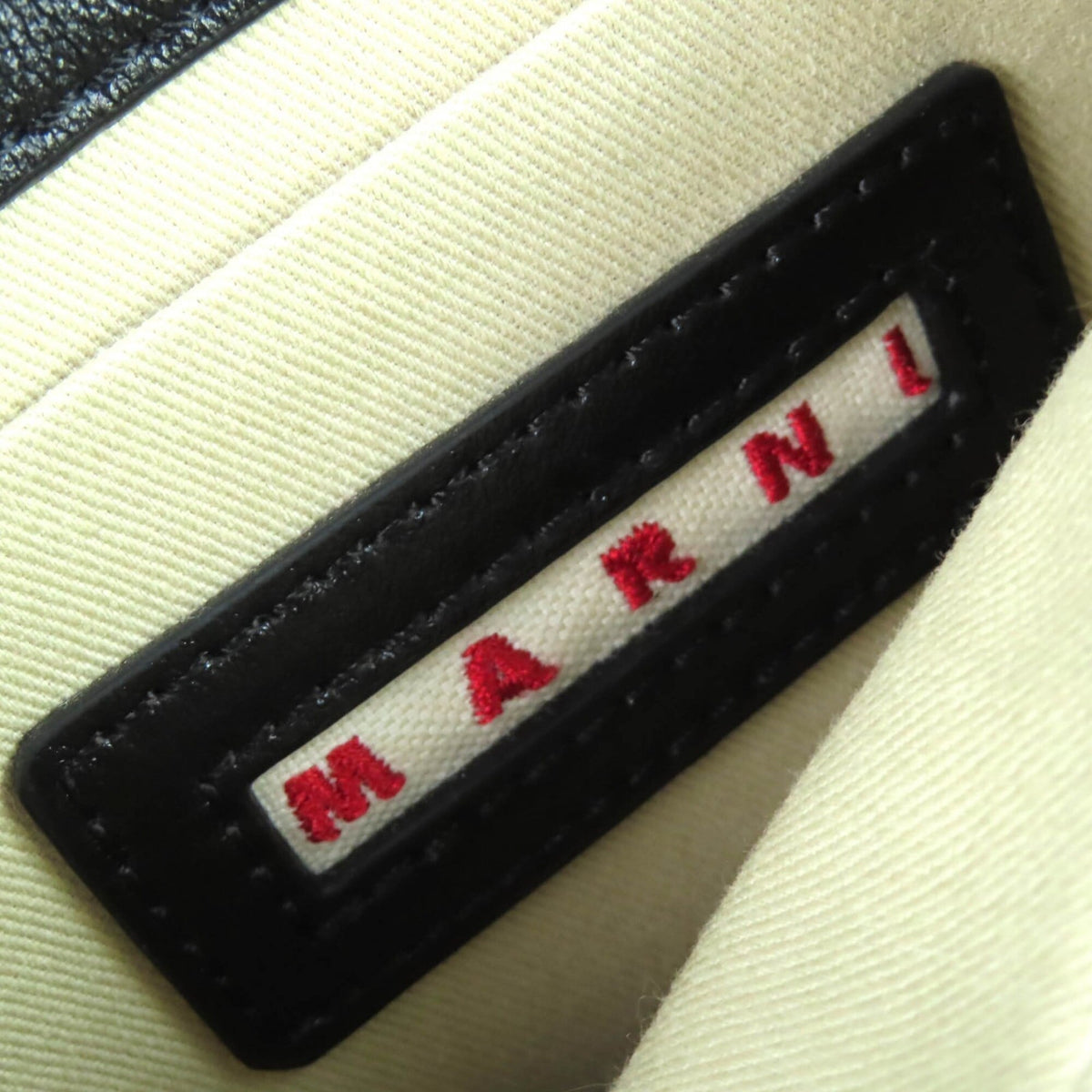 Marni Black Leather Shoulder Bag (Pre-Owned)