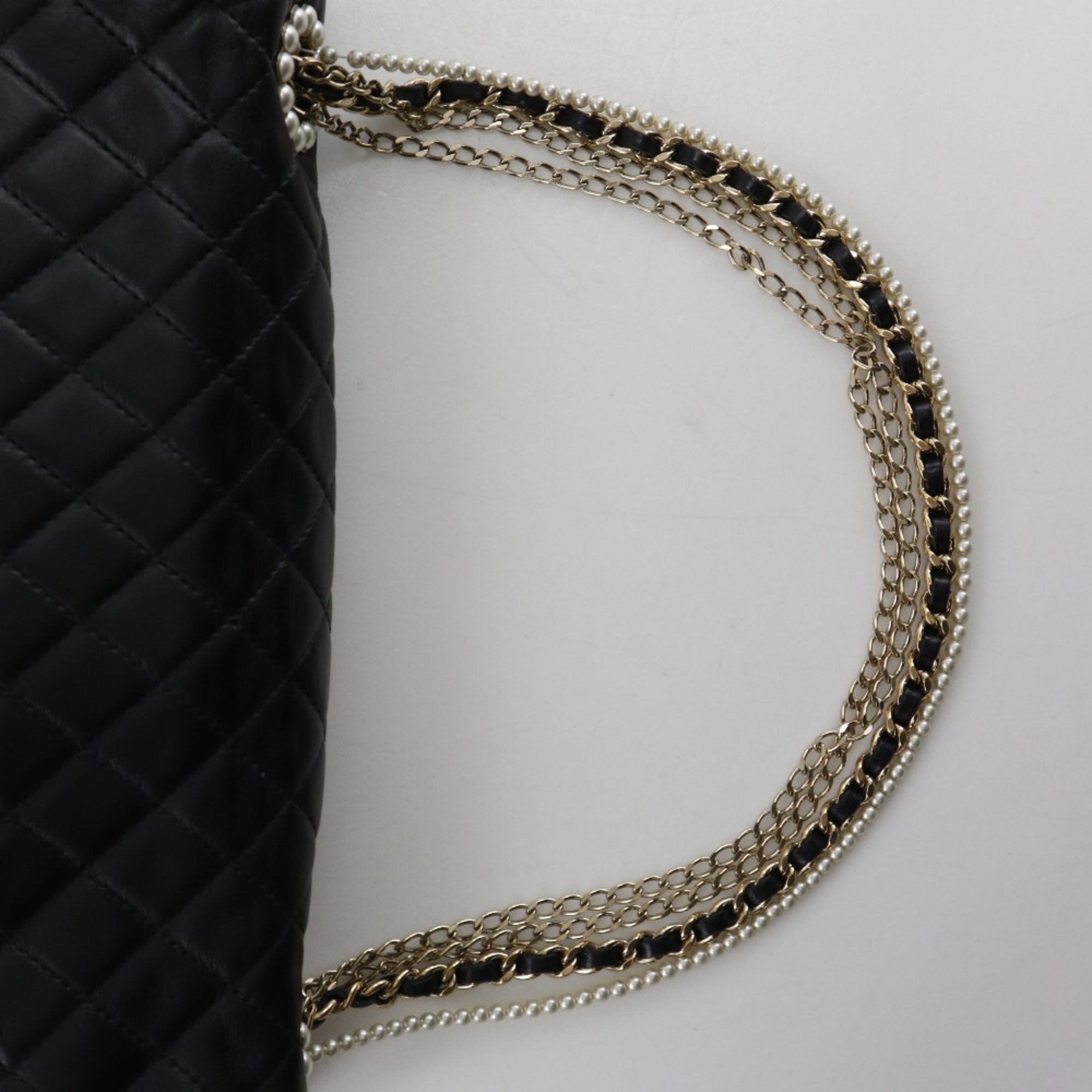 Chanel Matelasse Black Leather Shoulder Bag (Pre-Owned)