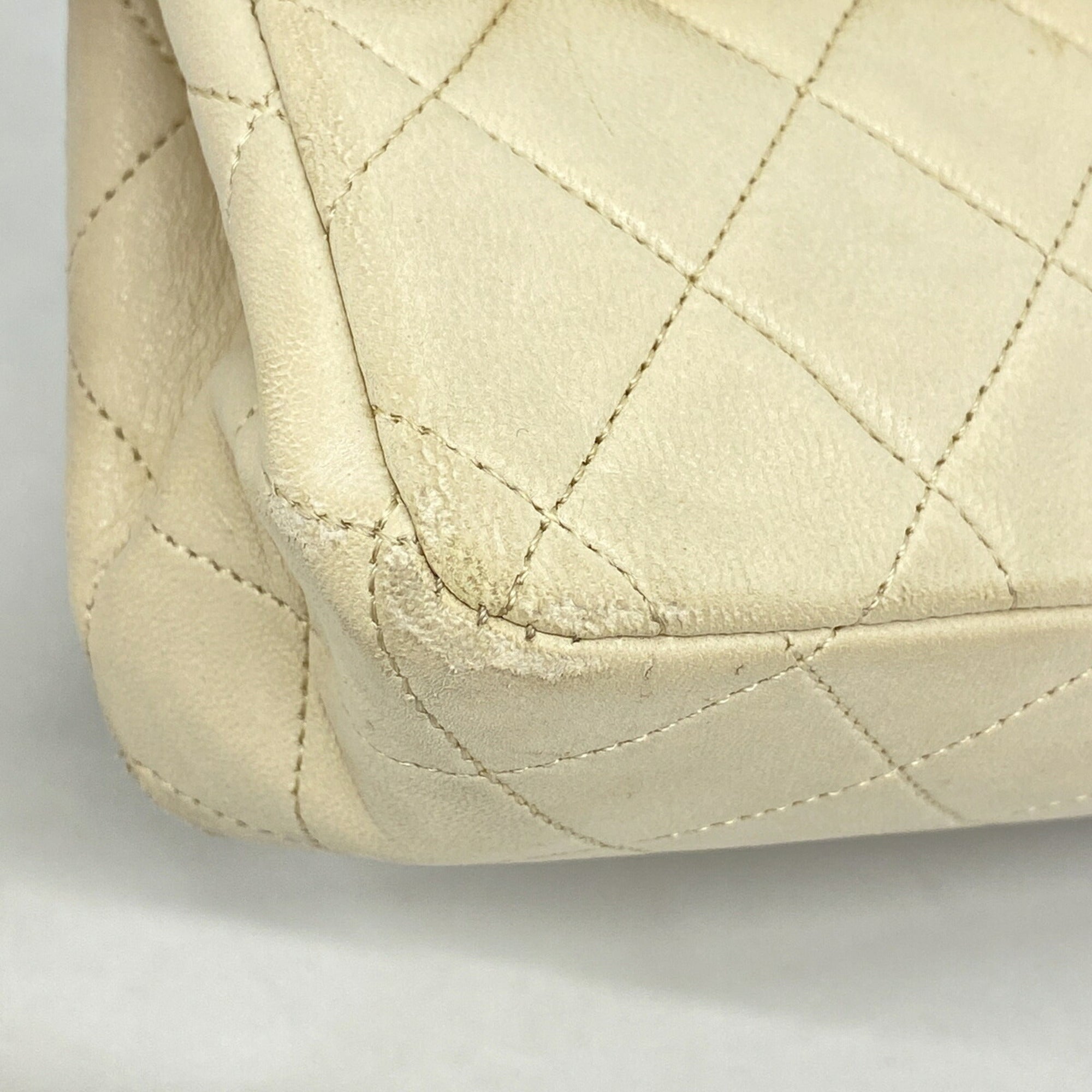 Chanel Beige Leather Shoulder Bag (Pre-Owned)