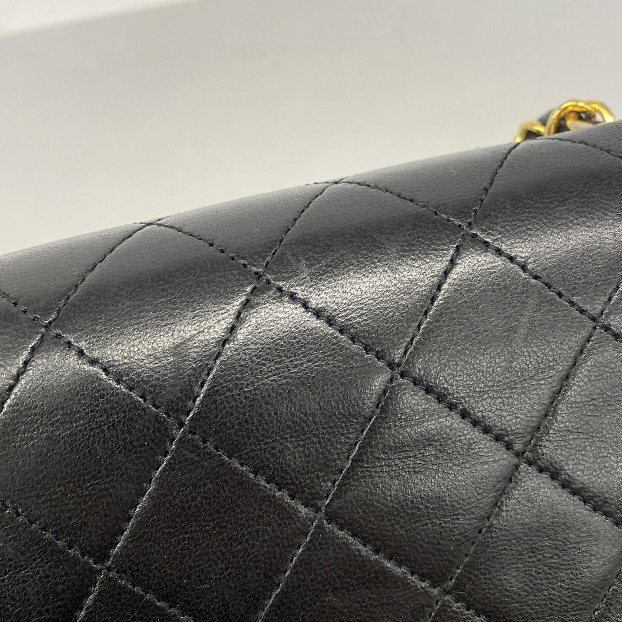 Chanel Black Leather Shoulder Bag (Pre-Owned)