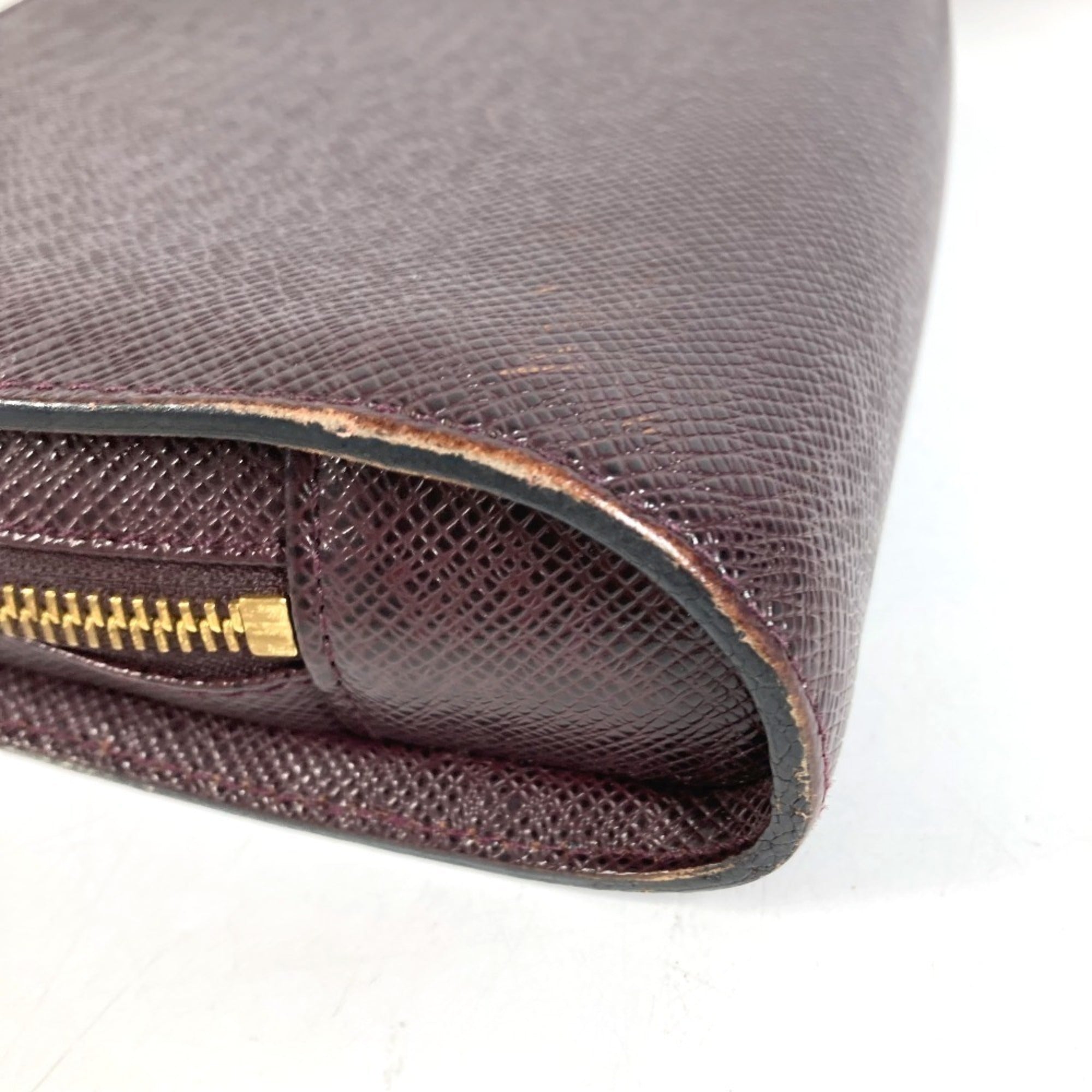 Louis Vuitton Acajou Purple Taiga Leather Leather Clutch Bag (Pre-Owned)