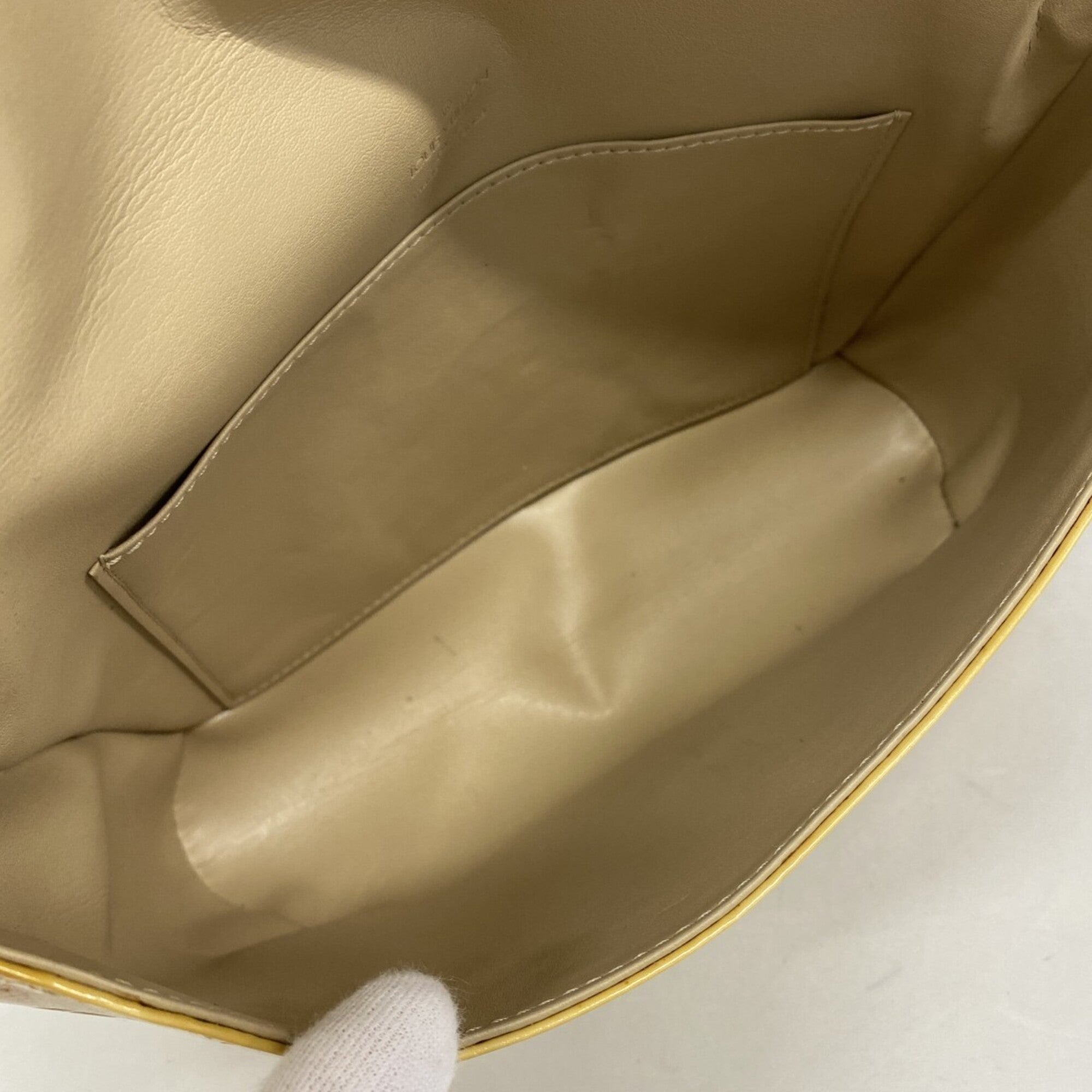 Louis Vuitton Beige Shoulder Bag (Pre-Owned)