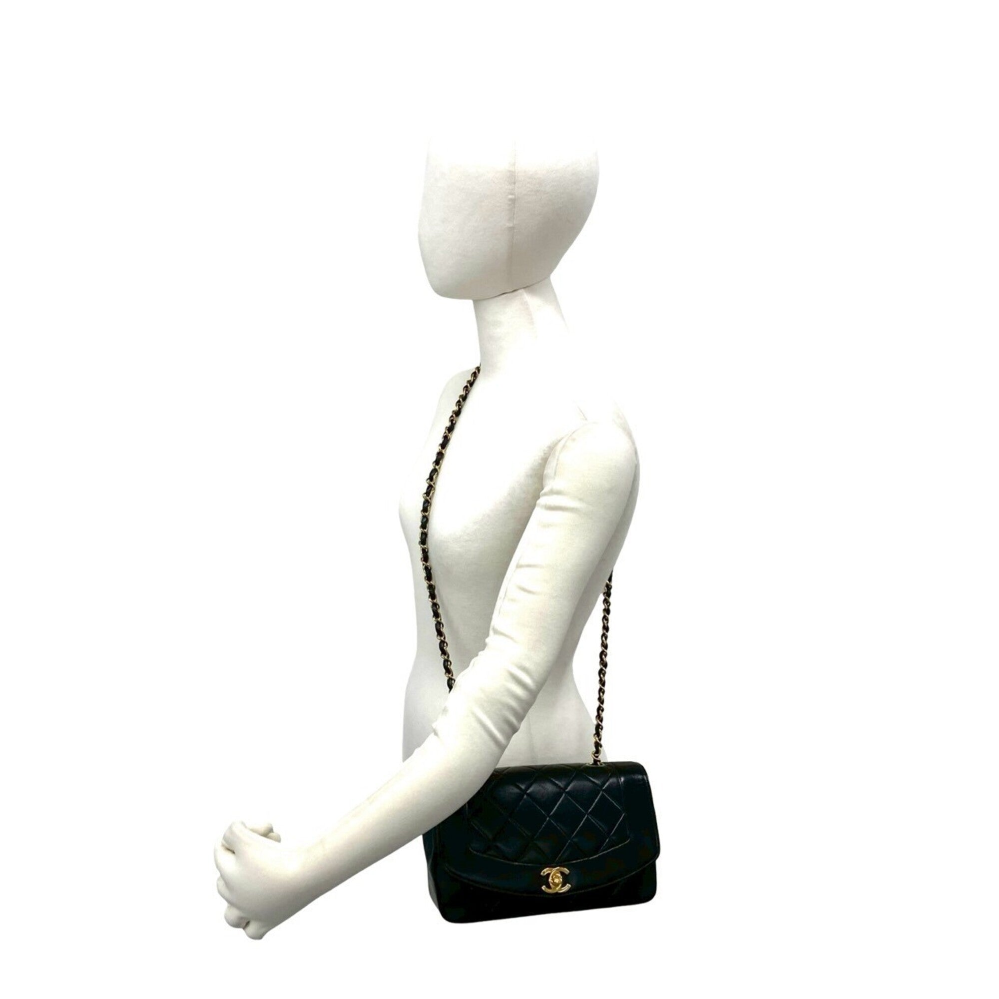 Chanel Black Leather Shoulder Bag (Pre-Owned)