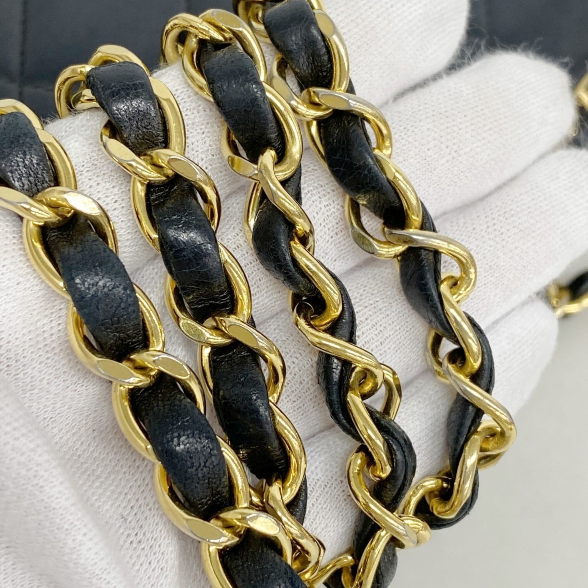 Chanel Black Leather Shoulder Bag (Pre-Owned)