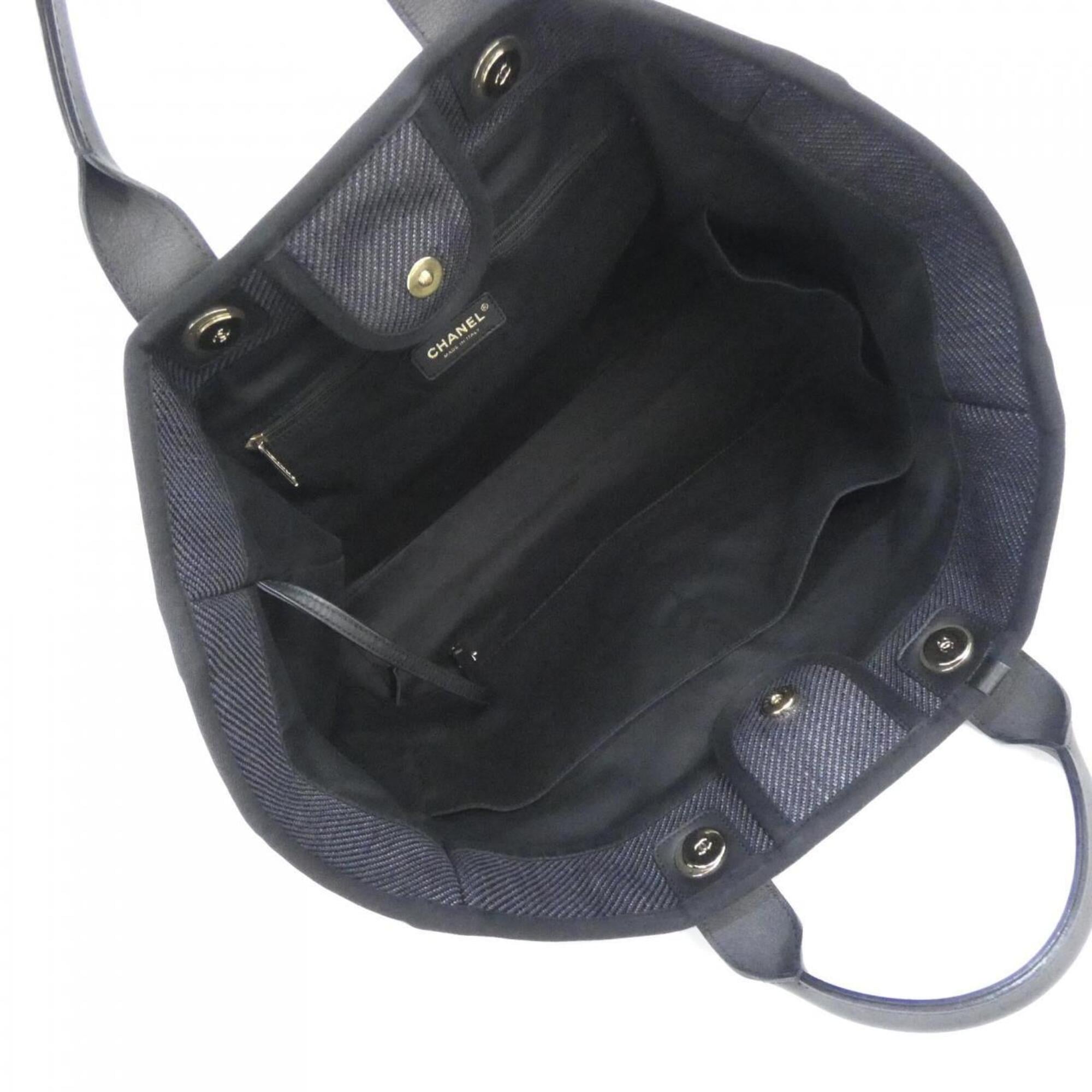 Chanel Black Nylon Canvas Handbag (Pre-Owned)