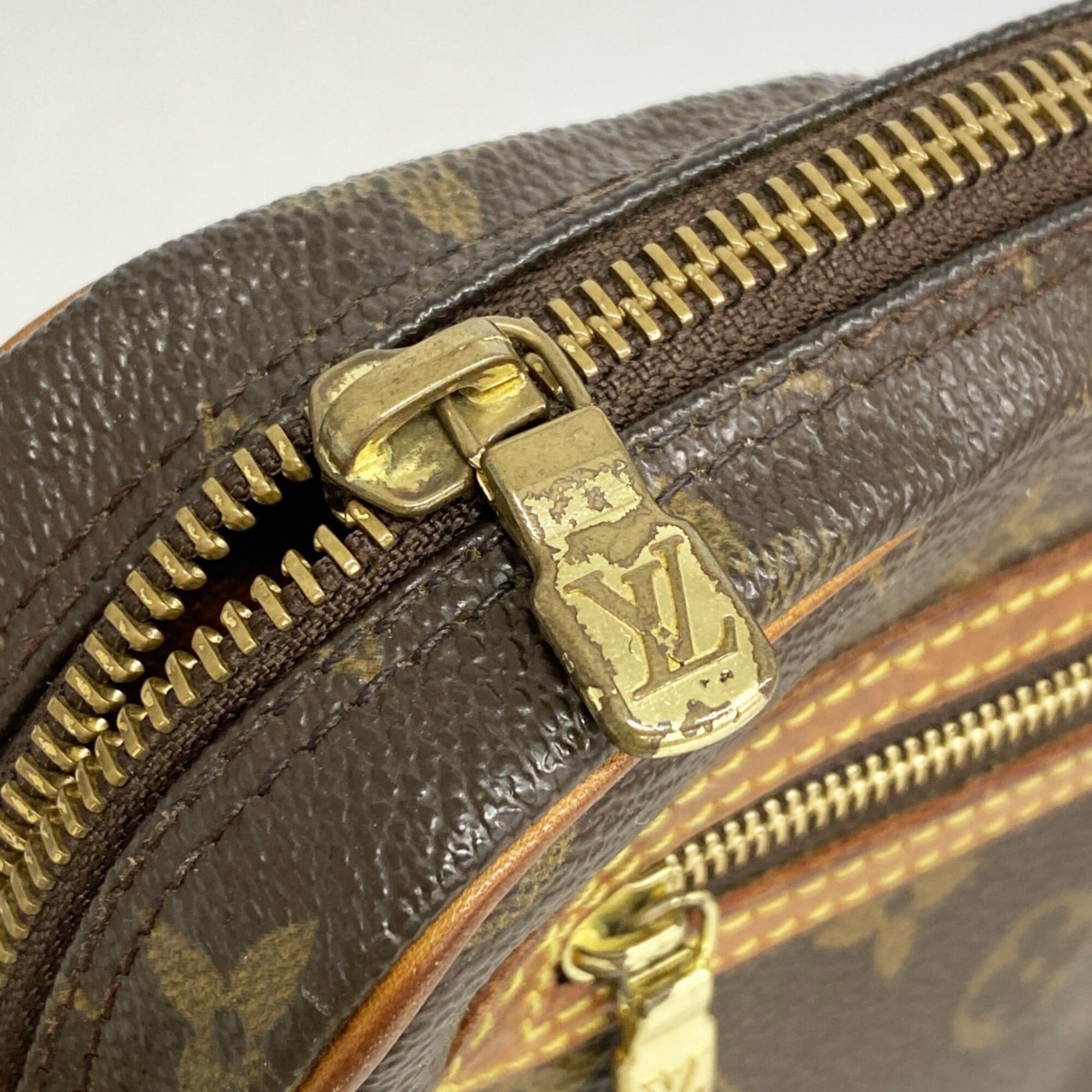 Louis Vuitton Brown Clutch Bag (Pre-Owned)