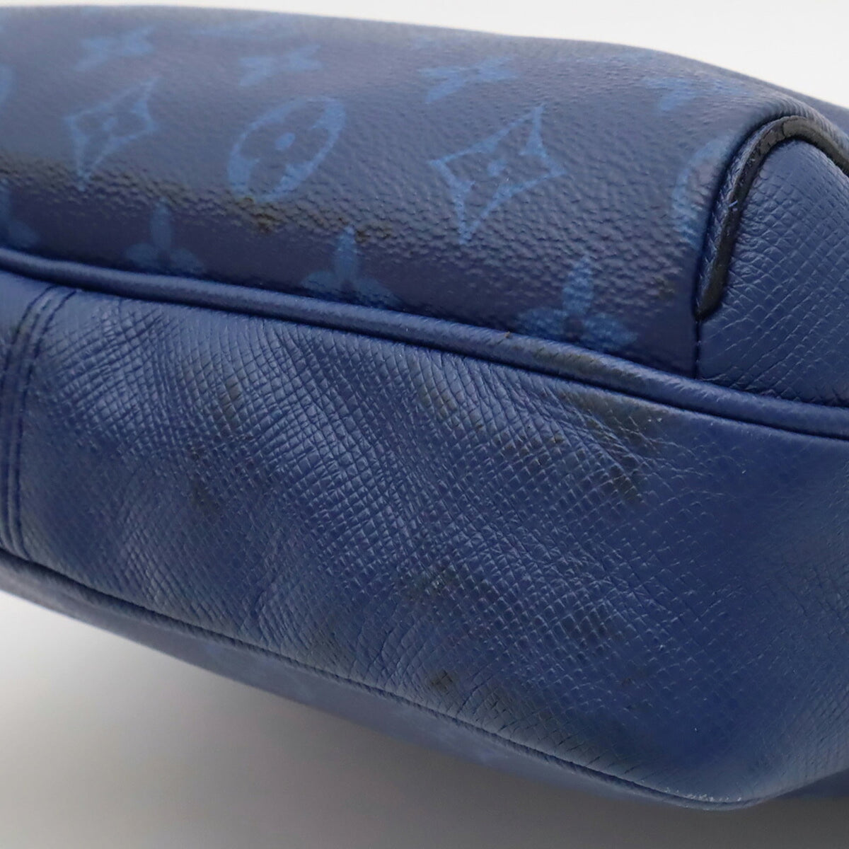 Louis Vuitton Taiga Cobalt Taiga Leather Shoulder Bag (Pre-Owned)