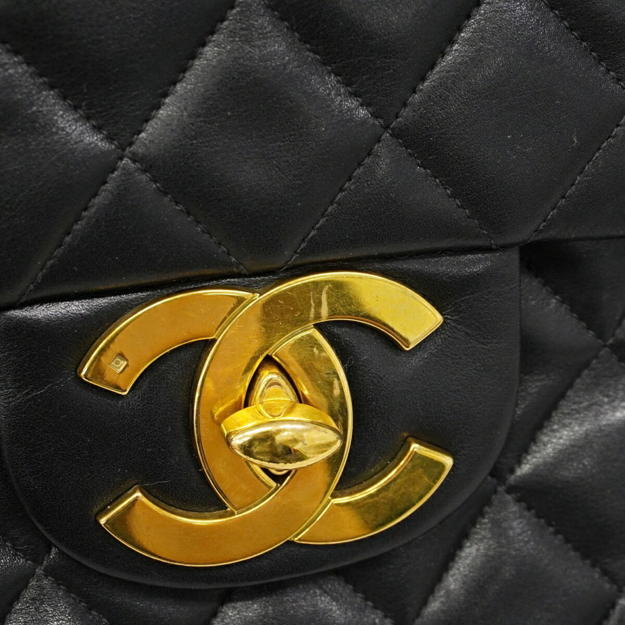 Chanel Black Leather Shoulder Bag (Pre-Owned)