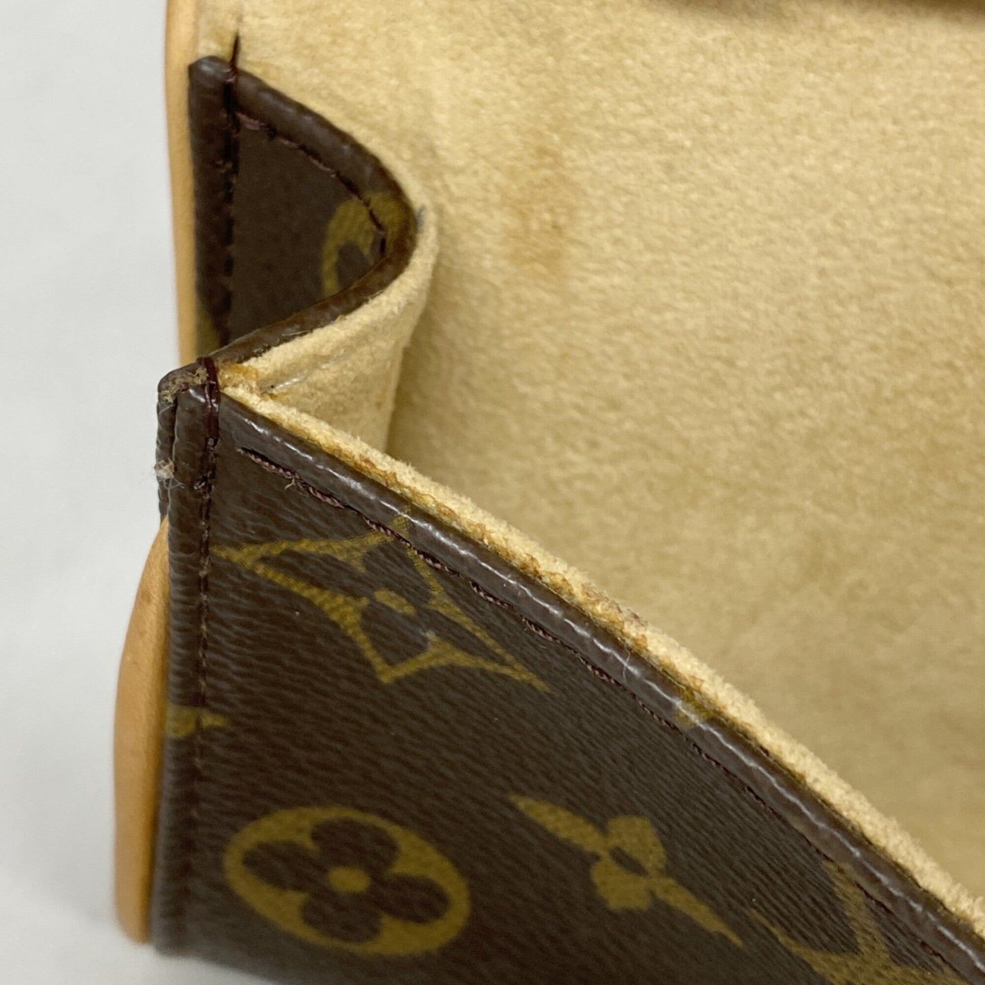 Louis Vuitton Brown Shoulder Bag (Pre-Owned)
