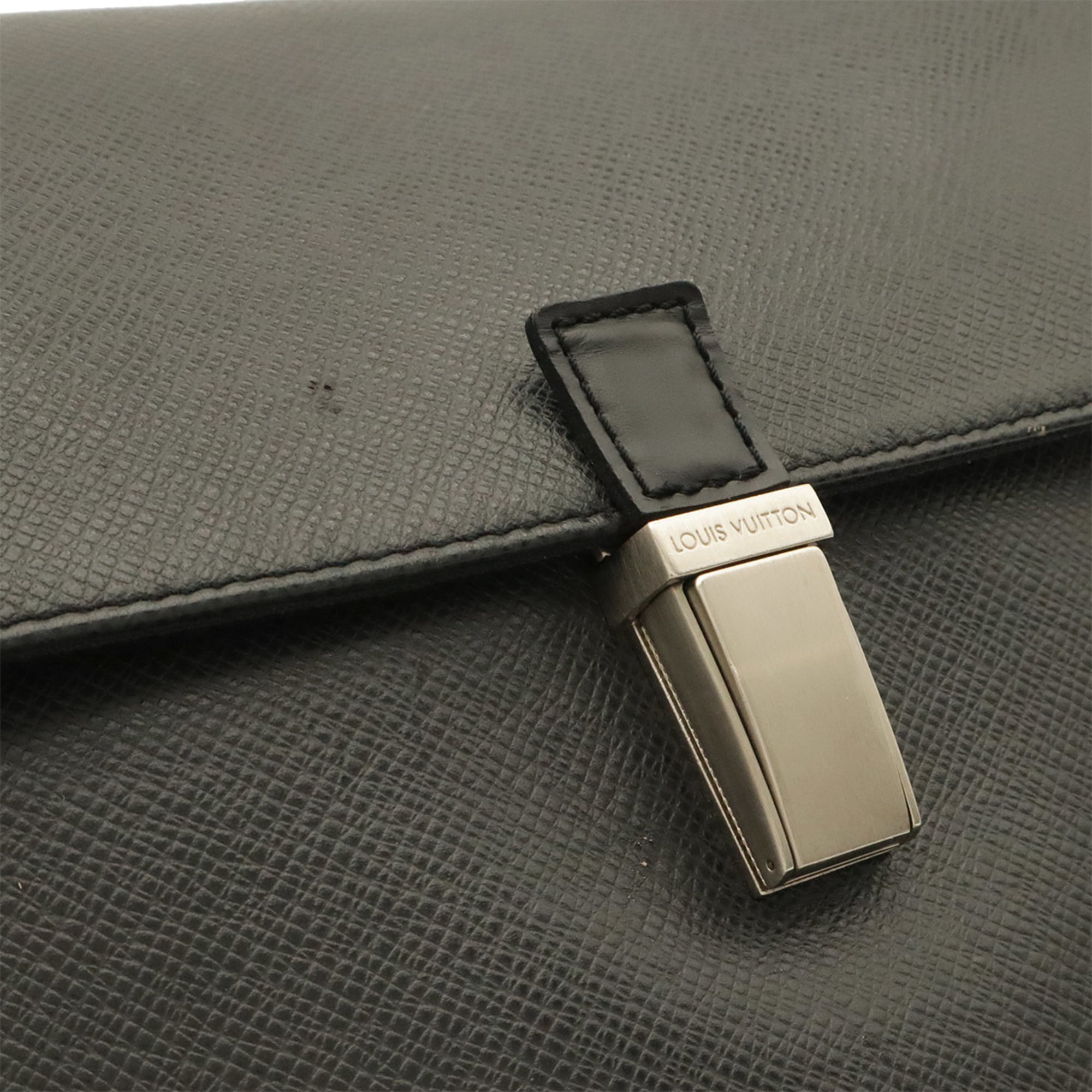 Louis Vuitton Ardoise Black Taiga Leather Shoulder Bag (Pre-Owned)