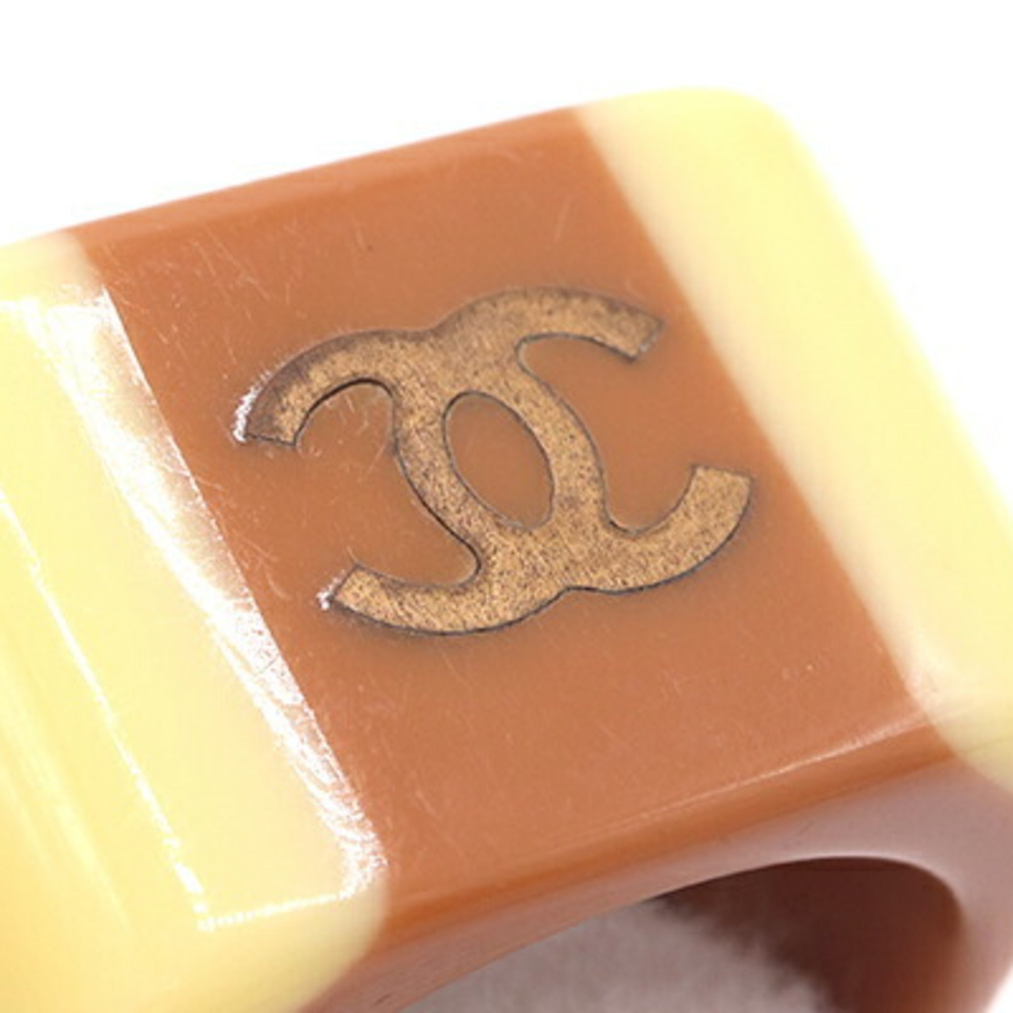 Chanel Brown Cream Yellow Plastic Band Ring (Pre-Owned)