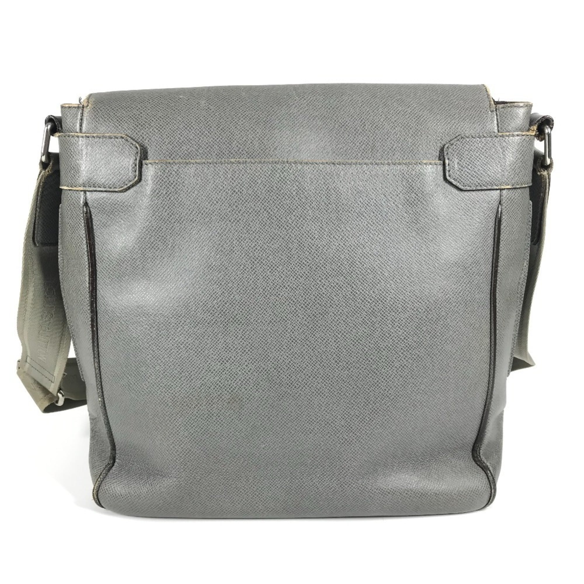 Louis Vuitton Glacier Gray Taiga Leather Messenger Bag Shoulder Bag (Pre-Owned)