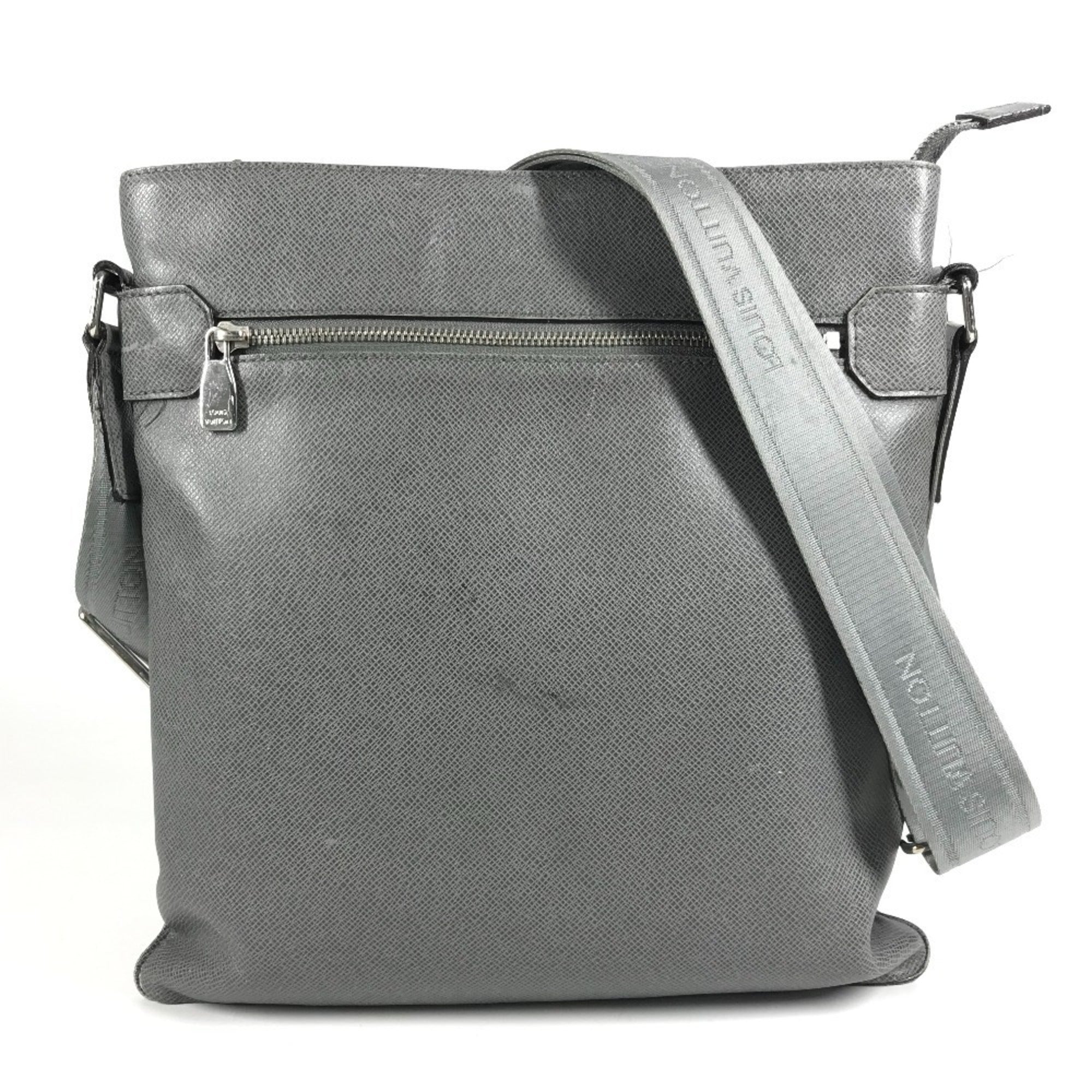 Louis Vuitton Glacier Gray Taiga Leather Leather Pochette Shoulder Bag (Pre-Owned)