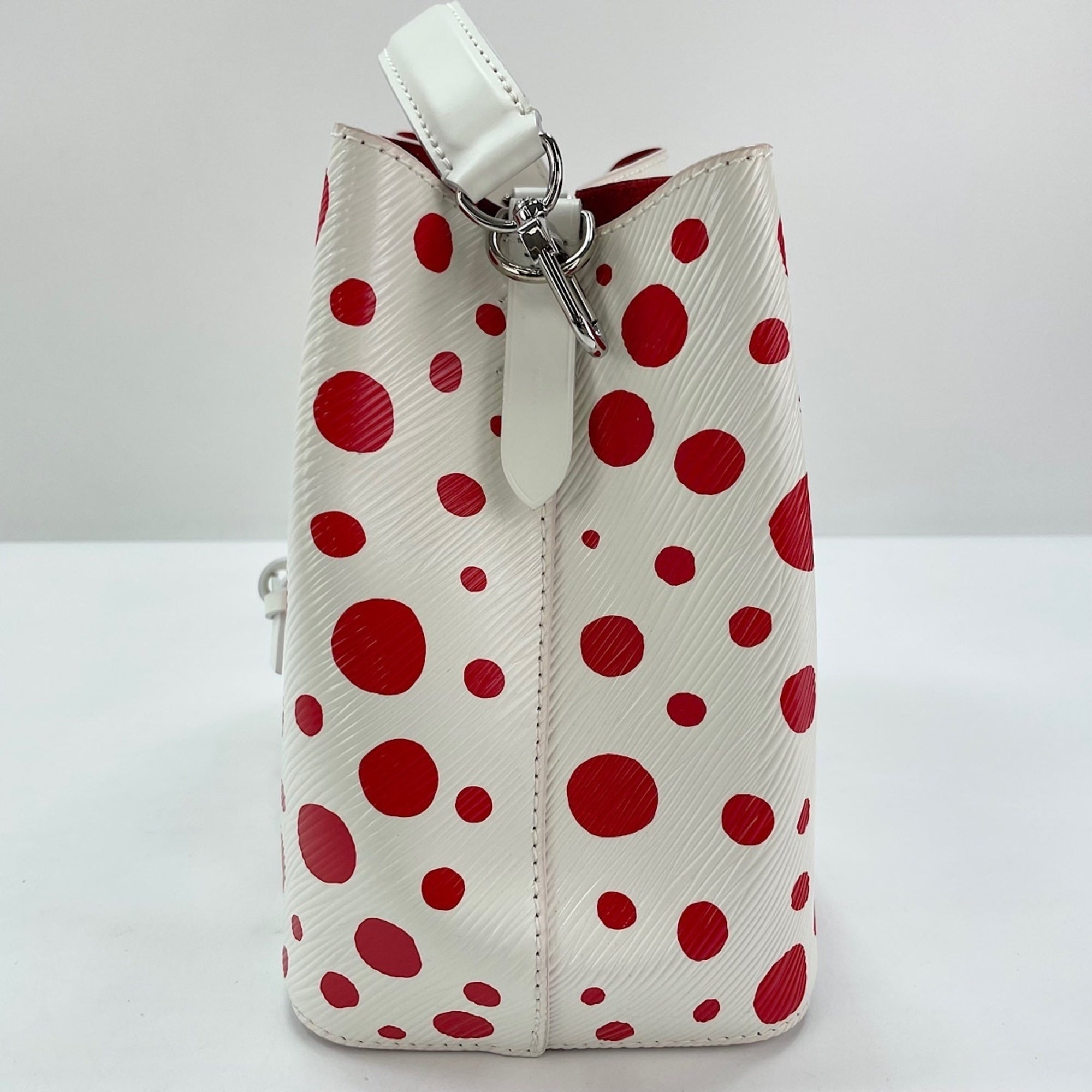 Louis Vuitton White Handbag (Pre-Owned)