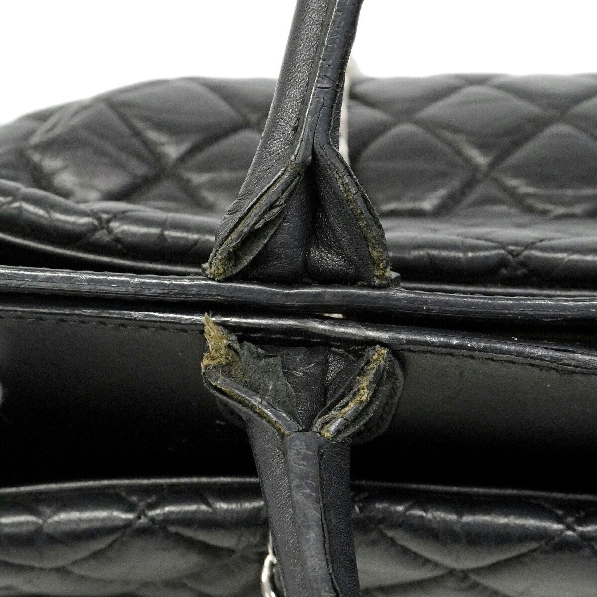 Chanel Black Leather Handbag (Pre-Owned)