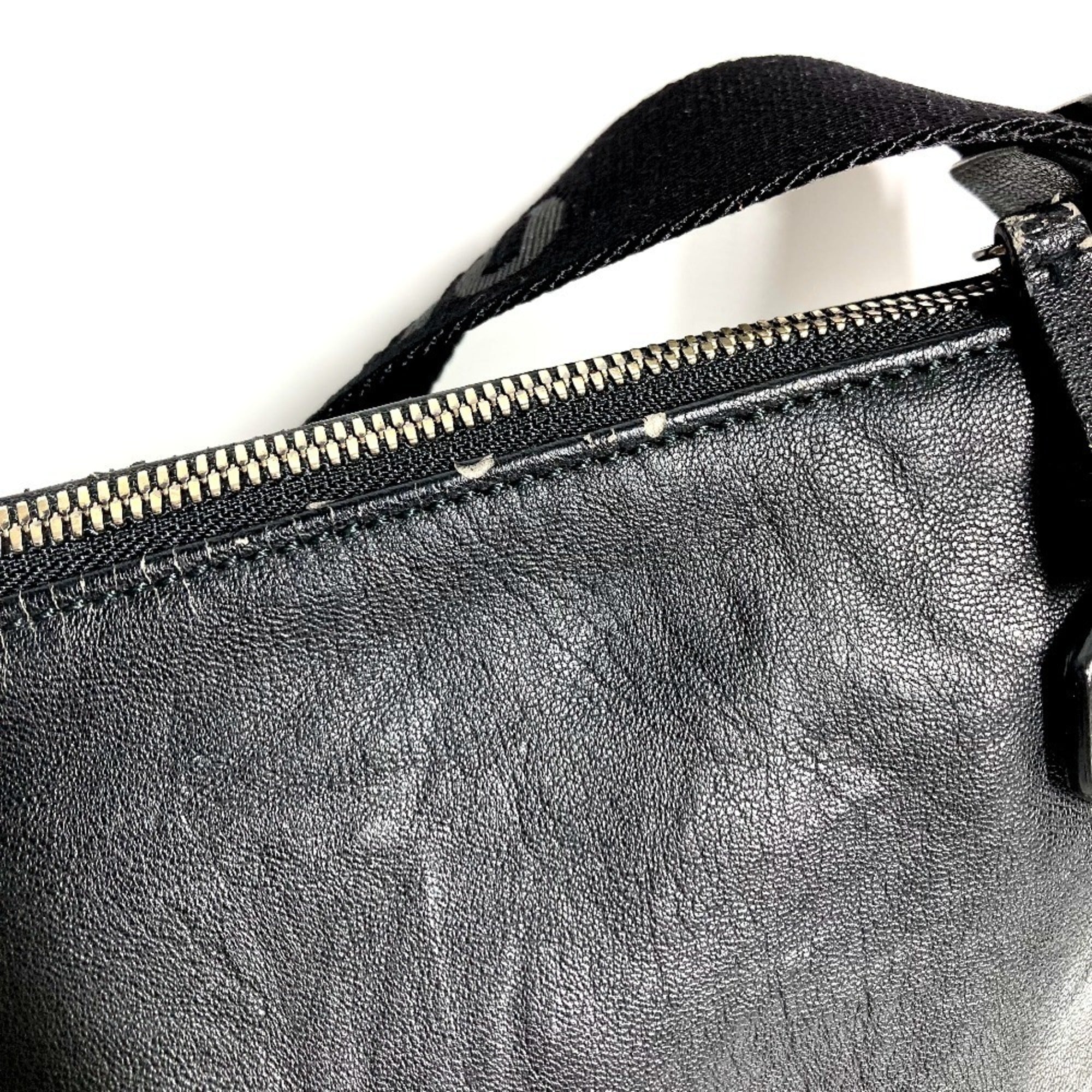 Salvatore Ferragamo Black Leather Shoulder Bag (Pre-Owned)